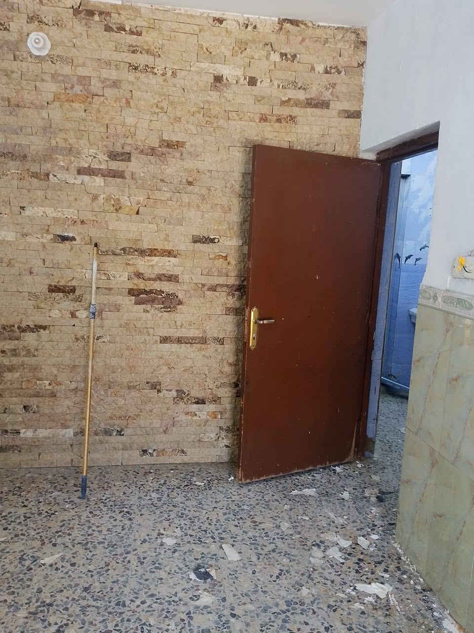 دار للايجار  يحتوي عل كراج وحديقة صغيرة وصالة ومطبخ وخدمات. طابق اول غرفتين و بلكونه وسطح البيت مستقل وحده ايجاره 600الف دينار وبي مجال بسيط. يقع في بغداد سبع ابكار قرب مدرسة نور الايمان ومن الله التوفيق
للاستفسار : ***********
