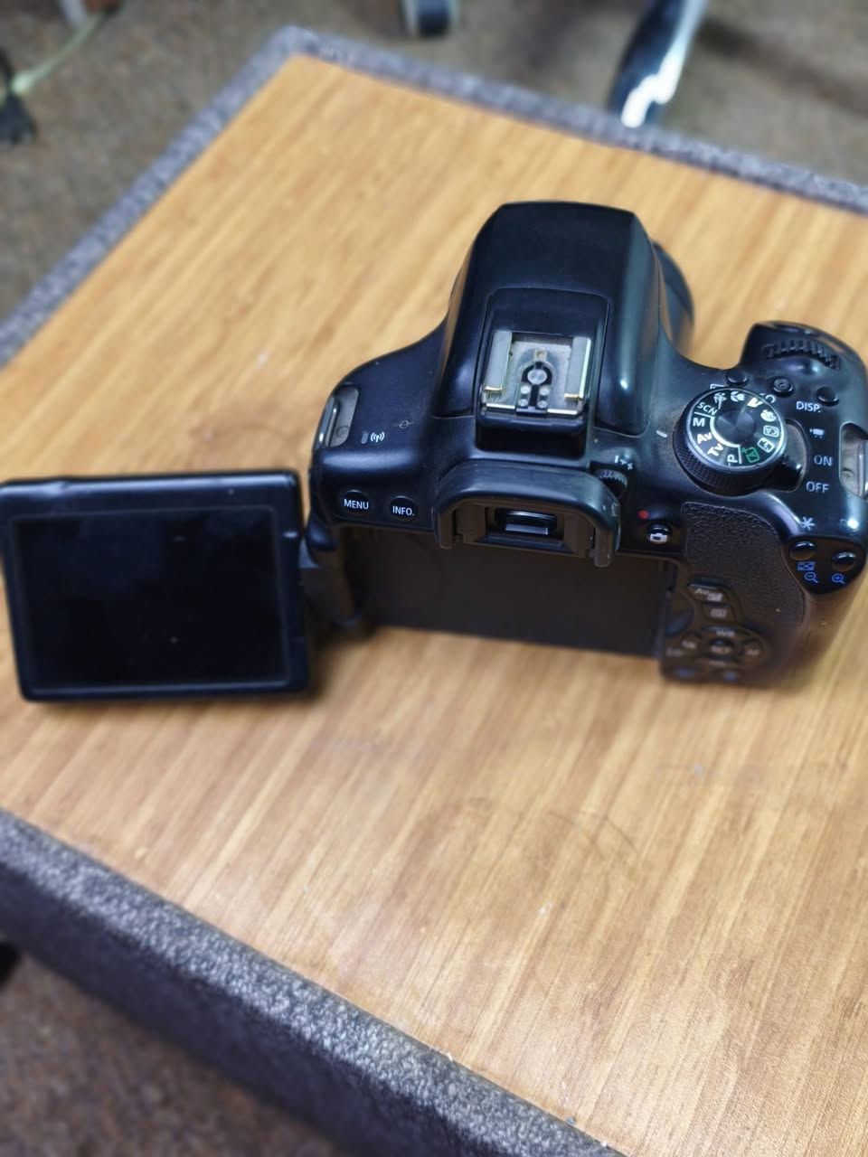 كاميرات للبيع
1 كاميرا canon 750D نظافة 85% 

شاشة قلاب لمس 

وياها عدسة 35 —270 

وياها رام وبطارية وشاحنة 

2 كاميرا canon 750D نظيفة لكن علطلانة شاشتها فقط شرط الشغل 

شاشة قلاب لمس

وياها عدسة 50 m ورام 

وياها بطاريات 2 وشاحنة 

وياها كرب 

3 كاميرا canon 400D فوتو فقط نظيفة وياها بطاريتين وشاحنة وعدسة 18— 55 

4 كاميرا Nikon 5300D

شاشة قلاب 

وياها بطارية وشاحنه 

وعدسة 70—300 

ورام وحزام 

ابعهم كلهم سوه السعر مليون و100 فقط مكاني الشطرة 

للاستفسار *********** يوجد واتساب
