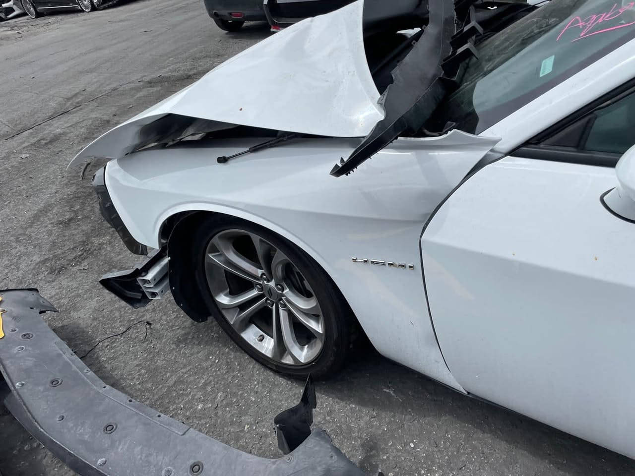 سلام عليكم للبيع جالنجر RT سوبر تراك
موديل 22 
مكينة 5700
مواصفات 
شاشة جبيرة
ويل نجمة تو سايز
كشنات حضن
سوبر تراك تحكم من الشاشة
منصومة زنون كاملة
وبقية المواصفات المعروفة
السيارة حادثه جاملغ وبنيد وجاملغ خلفي وحنشر صور الحادث وصور السونار وياه  السيارة كفالة من الكص شواصي والغود
السعر 173 وبيه مجال 
مكاني بغداد الدورة
للاستفسار  ***********
