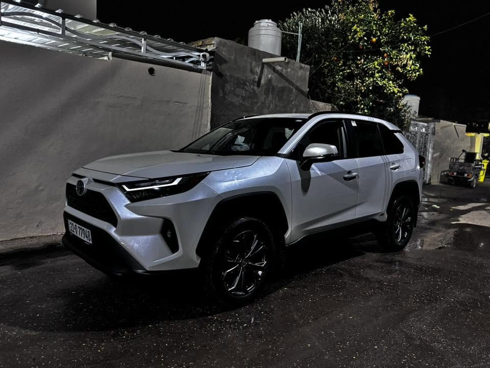راف فور موديل 2024 Exl بريموم هايبرد
وارد امريكي دخول 
مرقم بغداد بااسمي 
السياره ضربتها جدا بسيطه وبدون صبغ 
ضربه طخة من امريكا بجنطة بدعامية ونفس الدعامية صاحب السياره مشتريلها ودازها وياها
السيارة كلين وماناقصها شي
وحاليا ماشية فقط 20.000

رقم صاحب السيارة الشراي يتصل ويدلل
***********

مواصفات السيارة 

المواصفات الفنية (الأداء)المحرك: هايبرد (هجين) رباعي الأسطوانات سعة 2.5 لتر.القوة الإجمالية: تولد السيارة قوة تبلغ 214 حصاناً (وتصل في بعض نسخ الدفع الكلي إلى 219 حصاناً).عزم الدوران: 221 نيوتن متر.ناقل الحركة: تتابعي متغير (CVT).كفاءة استهلاك الوقود: اقتصادية ممتازة، تستهلك حوالي لتر واحد لكل 23 كيلومتراً (بمتوسط 4.5 إلى 5.8 لتر لكل 100 كم حسب ظروف القيادة).نظام الدفع: تتوفر غالباً بنظام الدفع الأمامي (FWD) أو الدفع الكلي الذكي (AWD).المواصفات الخارجيةالعجلات: جنوط ألمنيوم قياس 18 بوصة.الإضاءة: مصابيح أمامية LED مع إضاءة نهارية (DRL).المرايا: مرايا جانبية كهربائية مدمج بها إشارات انعطاف قابلة للطي، وتدعم ميزة التدفئة في بعض الأسواق.البوابة الخلفية: باب خلفي كهربائي يدعم الفتح والإغلاق الذكي بدون استخدام اليدين.فتحة السقف: تتوفر غالباً بفتحة سقف كهربائية.المواصفات الداخلية والراحةالمقاعد: مقاعد مريحة بكسوة جلدية فاخرة أو قماش عالي الجودة (حسب المواصفات الإقليمية)، مع دعم تعديل كهربائي لمقعد السائق وتدفئة المقاعد الأمامية.المقاعد الخلفية: قابلة للطي بنسبة (60/40) لزيادة مساحة التخزين.نظام التكييف: تحكم أوتوماتيكي بالمناخ ثنائي المنطقة.عجلة القيادة: مكسوة بالجلد وتتضمن أزراراً للتحكم في الوسائط ومثبت السرعة.التقنية والمعلومات الترفيهيةالشاشات: شاشة لمس مركزية (مقاس 7 أو 8 بوصات)، وتأتي بعض الإصدارات بشاشة عدادات رقمية.الاتصال: تدعم نظامي آبل كار بلاي (Apple CarPlay) وأندرويد أوتو (Android Auto).شحن الهواتف: شاحن لاسلكي للأجهزة الذكية.النظام الصوتي: نظام صوتي فاخر مزود بعدة مكبرات صوت.ميزات الأمان والسلامةتأتي مجهزة بحزمة تويوتا للأمان الشامل (Toyota Safety Sense):نظام تثبيت السرعة التكيفي (ACC).مساعد الحفاظ على المسار وتنبيه المغادرة.نظام التحذير ما قبل الاصطدام مع كشف المشاة.مراقبة النقطة العمياء (BSM).حساسات ركن أمامية وخلفية، وكاميرا خلفية متعددة
