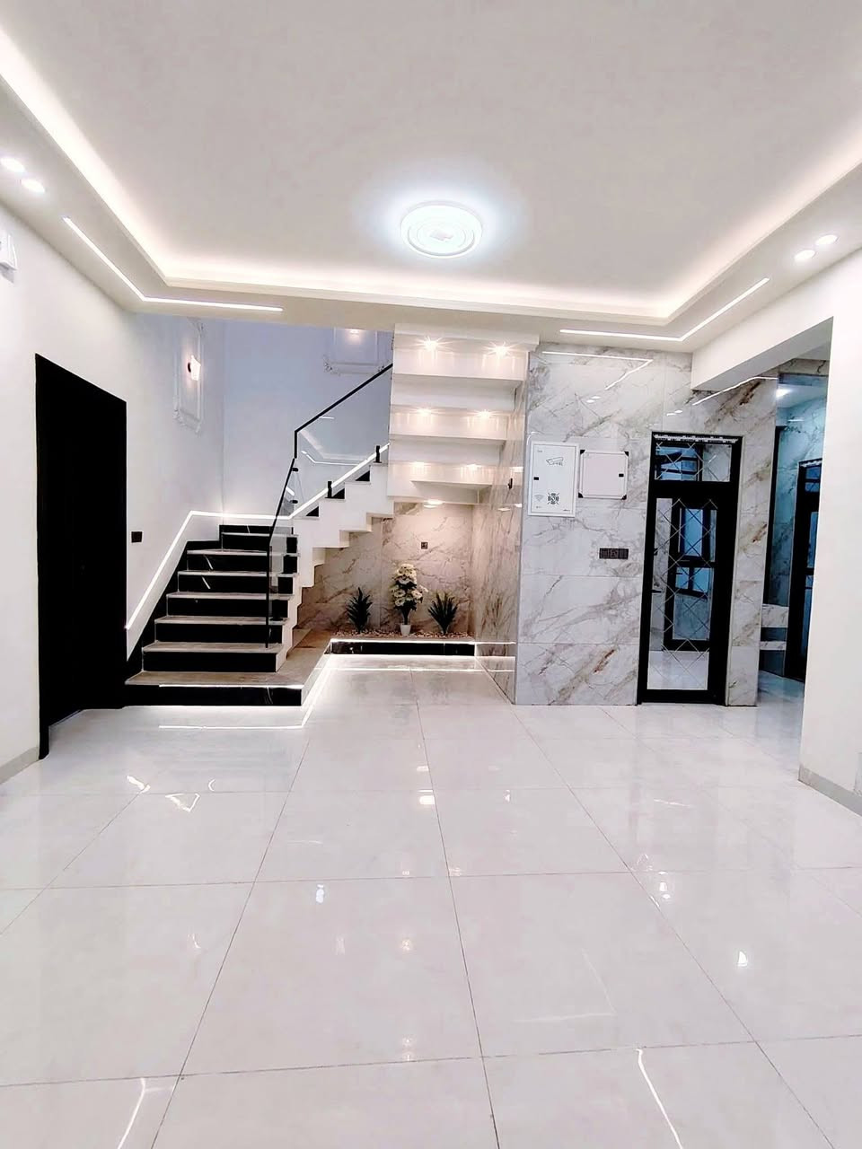 دار للبيع طابو زراعي سند تحويل 25
الموقع حله نادر الاولى حي الزيتون
المساحة 191م²(8.5×23.5)
التفاصيل طابقين 
الطابق الاول غرفتين استقبال كليدور مطبخ مجمع صحيات وحمام مناور عدد 2 كراج سياره
الطابق الثاني 2غرف نوم كليدور مجمع صحيات
بناء حديت 2025
بناء درجة اولى 
السعر وباقي التفاصيل  
اتصل بالارقام التاليه 
***********
***********
موقع المكتب حله نادر الاولى الشارع الرئيسي مقابيل دائره اتصالات بابل 
مكتب علي السلطاني للعقار
3
