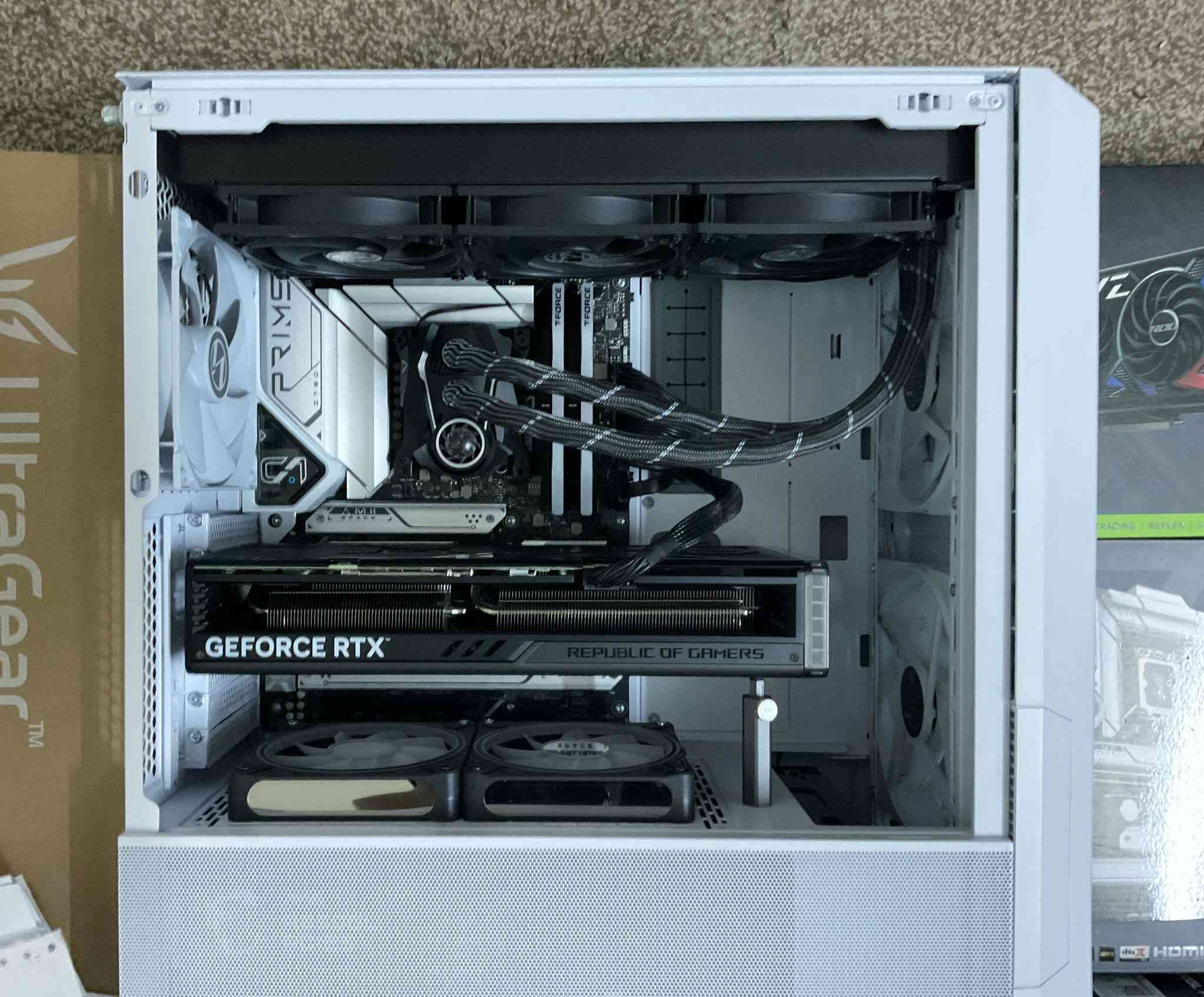 السلام عليكم
كيس وشاشة للبيع

مواصفات الكيس:

* Intel Core i7-13700K
* ARCTIC Liquid Freezer II 360
* Asus PRIME Z790-A WIFI ATX LGA1700
* TEAMGROUP T-Force Delta RGB 32 GB (2 × 16 GB) DDR5-6000 CL38
* Samsung 980 Pro 2 TB
* Silicon Power X570 1 TB
* ROG STRIX GAMING OC GeForce RTX 4070 Ti 12 GB
* Lian Li LANCOOL 216 RGB ATX Mid Tower Case
* MSI MAG A850G PCIE5 850 W 80+
* 2 × Coolmoon DM-1 Black Fans

الشاشة:

* LG UltraGear 27GR75Q-B 27” * 
* 27” | 2K | 165Hz

### السعر:

* الكيس: 1650$ / 2,500,000 د.ع
* الشاشة: 200$ / 300,000 د.ع

* ⚠️ السعر قفل – مايتغير – البيع للجادين فقط
* أغلب القطع من دار الريم أو النبع
* كل الكراتين والوصلات والضمان موجودة
* نظيف و يشتغل ١٠٠٪؜ مابي اي اشكال 
* الموقع: بسماية
* هلا بيك اذا تريد تجربة وفحص الكيس والشاشة قبل الشراء


**إذا كنت صاحب هذا الإعلان وتريد حذفه لأي سبب، رجاءا أرسل رسالة إلى الدعم الفني**