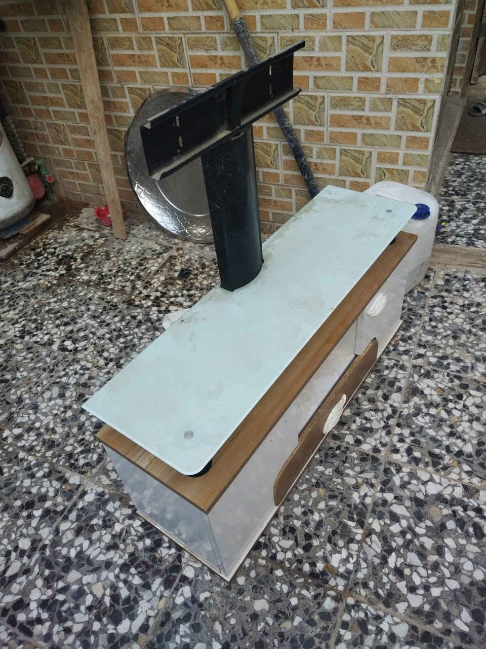 السلام عليكم ميز بلازمه نضيف للبيع السعر 15 الف كربلاء ***********
