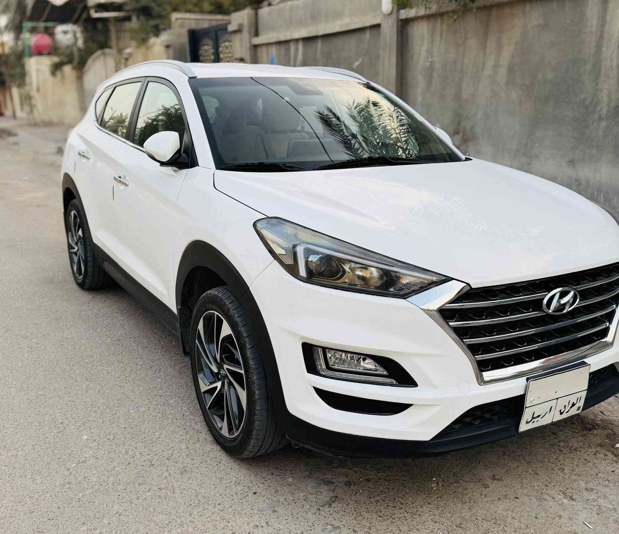هيونداي توسان 2021 (شكل 2020) – لون أبيض
🔹 ماشية:70,000 كم
🔹 حالة السيارة: نظيفة، بيها بارد بالباب الخلفي موضح بالصوره 
🔹 محرك + گير بحالة ممتازة
🔹 داخلية نظيفة، كلشي شغال 100%
🔹 طخم تايرات جديد 
مواصفات :sle عدا فتحه السقف 
المحرك:
 • 4 سلندر، 2.0 لتر (Gasoline)
 • قوة تقريبية 155–164 حصان
 • ناقل حركة أوتوماتيك (6 سرعات) 
 • نظام الدفع: دفع أمامي (FWD) 
 • الداخلية:
 • مقاعد مخمل
 • تحكم كهربائي بالمقاعد الأمامية
 • مقود متعدد الوظائف مع أزرار تحكم
 • شاشة وسطية لمس 10 إنج مع بلوتوث/USB/أندرويد
 • كاميرا رجوع واماميه+ حساسات خلفية واماميه
 • مكيف هواء أوتوماتيك ثنائي المنطقة
 • الأمان:
 • 4 وسائد هوائية
 • مانع انزلاق (ESP) + ABS + EBD
 • نظام تثبيت السرعة (Cruise Control))
 • ويل سبورت أصلية مقاس 19 إنج
 • مرايا كهربائية مع إشارة انعطاف
 • إضاءة LED أمامية + خلفية
 • الدخول والتشغيل بدون مفتاح (Keyless Start)
رقم اربيل 
الموقع /البصرة
للاستفسار:***********
 السعر المطلوب: 20500$
