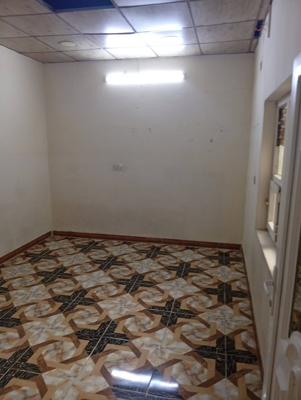 شقه للايجار 
طابق ثاني فول سيراميك تحتوي على ثلاث غرف نوم ومطبخ وصحيات الموقع منطقه ال55 على الشارع التجاري مقابل دوميز ومقابل. الملعب الخماسي 
للاستفسار الاتصال على الرقم ***********
