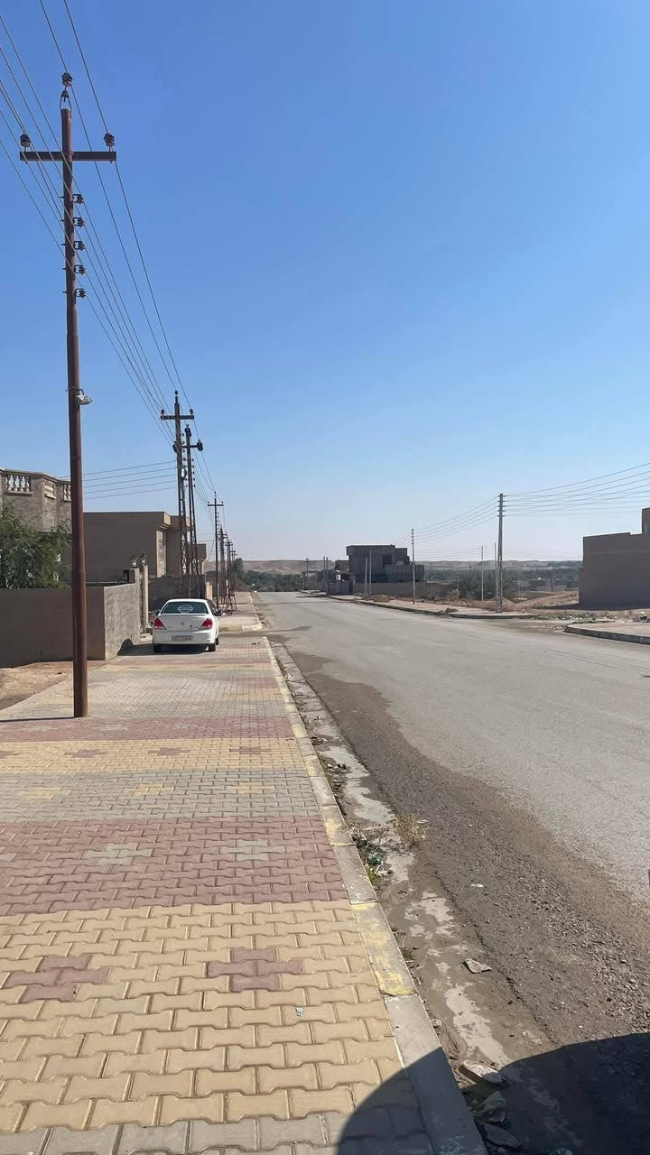 🛑🛑🛑🛑بسم الله الرحمن الرحيم🛑🛑🛑🛑

🏠 دار للبيع بمواصفات هندسية راقية - حي الشيخ حديد 🏠
فرصة مميزة لامتلاك منزل يجمع بين المساحة الواسعة ومتانة البناء العالية، يقع في أحد أكثر المواقع حيوية وهدوءاً.
📍 الموقع الاستراتيجي:
 * المنطقة: الشيخ حديد.
 * الموقع: الشارع الرابط للطريق الحولي (موقع حيوي وسهل الوصول).
 * المعلم القريب: بالقرب من المدرسة المركزية النموذجية الجديدة.
📐 المساحة والتصميم:
 * المساحة الكلية: 300 متر مربع.
 * الواجهة: 12.5 متر (إطلالة واسعة على شارع بعرض 20 متر).
🏗️ تفاصيل البناء (جودة VIP):
تم بناء الدار بعناية فائقة وباستخدام أفضل المواد الإنشائية:
 * الهيكل: صب رباطات أرضية بنوعية ممتازة جداً.
 * الجدران: بناء بلوك خاص VIP.
 * التفاصيل: أبواب وشبابيك حديد (كرستة ثقيل جداً)، مع منظومة منهولة كاملة (بناء صب).
 * الارتفاع: البيت مرتفع عن مستوى الشارع لضمان الخصوصية والحماية.
🏠 التقسيم الداخلي:
 * غرفة استقبال: (6*4) م.
 * صالة داخلية مفتوحة: (10*4) م، بتصميم عصري يضم درجاً دواراً.
 * مطبخ واسع: (6*4) م.
 * غرف النوم: (عدد 2) بمساحة (5*4) م لكل غرفة.
 * المرافق: مجمع حمامات داخلية متكامل.
 * الطابق الثاني: بيتونة كبيرة جداً توفر مساحة إضافية واسعة.
📞 للاستفسار والتواصل:***********
يرجى مراسلة الصفحة حصراً للحصول على السعر وبقية التفاصيل.
اذا كنت لاترغب في الشراء لاتتصل لطفا🌹
