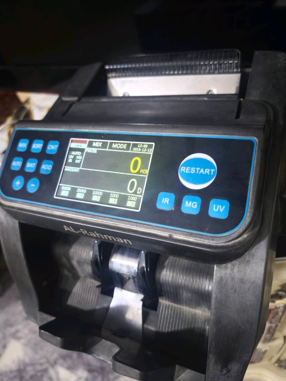 💵 ماكينة عد وفحص نقود (الرحمن) - للبيع
جهاز الرحمن الأصلي، الغني عن التعريف، للبيع وبحالة شبه الجديدة. الجهاز استخدامه جداً قليل ومحافظ عليه، يعني "أخو الجديد" والكرتونة مالته موجودة.
ليش هذا الجهاز يفيدك؟
دقة وكفاءة: الجهاز "نار وشرار"، يعد الفلوس بسرعة البرقة وبدون أي خطأ.
كاشف للمزور: أهم ميزة بي إنه يصيد المزور صيد! بي حساسات متطورة (UV, MG, IR) يعني العملة التعبانة والمزورة تطلع عندك فوراً، ريّح بالك من الدغش.
شاشة واضحة: بي شاشتين (وحدة بالجهاز ووحدة خارجية للمشتري) تعرضلك العدد والمبلغ الكلي بكل وضوح.
نظافة تامة: الجهاز نظيف كلش، لا بي شخط ولا تعليق، وشغله "لوز".
السعر: [قيم وخذ]امجال للشراي الطيب)
المكان: [ كربلاء شبانات قرب محطه نيزك]
للاستفسار أو الشراء، يرجى المراسلة على الخاص أو الاتصال على الرقم:
[اكتب رقم تلفونك]