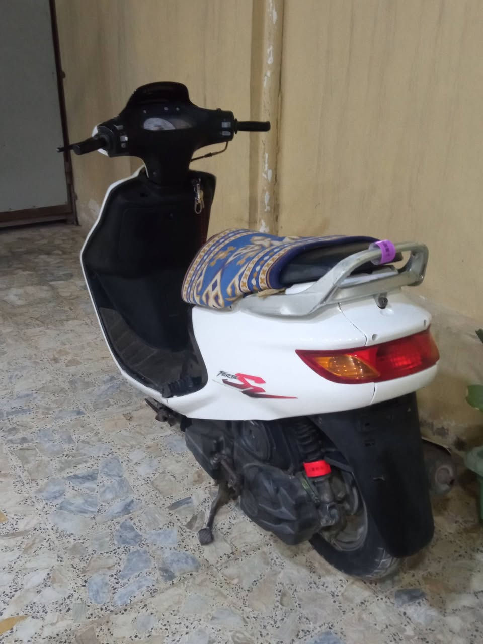 سلام عليكم حبايب
دراجه فراشه للبيع او مراوس بكامكو او  بماكس نضيفه 
لون ابيض
محرك عالشرط 
شلعه او معدل
كهربائيات 
لايت وبك لايت واشاير وهورن حته الرون شغال 
الدراجه سلف وهندر عالفحص
تايرات جدد
دبلات جدد
 باتري شغال
دراجه خير من الله بداية رمضان خذته من الحاويه شاهد الله
والياخذها ما تتعبه الدراجه
مكاني نجف حي ميسان 
سعر 600 وبيها مجال ولا تقارنها بغيرها الدراجه الصور ضالمتها وتجي وتشوف ابعينك انت 
للاستفسار 
***********
