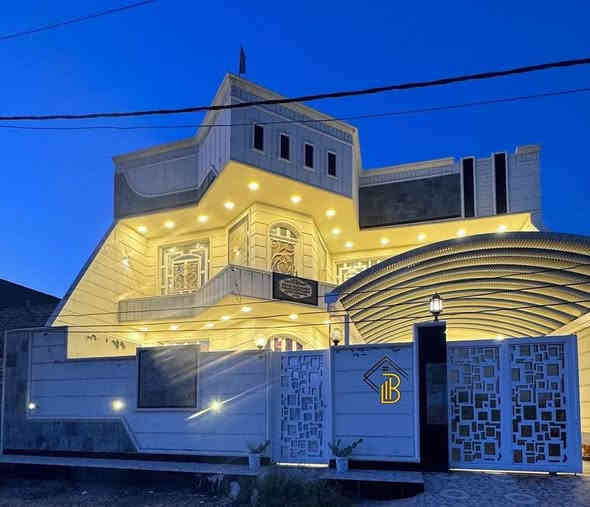 🏠دار سكن للبيع🏠
___
⭕العنوان : حي الجامعة
⭕ قرب مدرسة رحاب العلم 
⭕يقع على شارع بعرض 15 متر 
رئيسي_على ساحة 
-------------------------------------
✨طابو صرف
✨بناء حديث  
✨طابقين 
✨كونكريت مسلح

♦️المساحة : 312م²
♦️الواجهة: 12،5 متر 

--------------------------------
✨ تفاصيل البيت ✨
____
⭕غرف نوم عدد 6، صالة عدد 2، استقبال، مطبخ (حار+بارد)، مجمع صحي،كراج سيارة،الارضية مرمر 
____
                          المراجعة 
     ♦️♦️♦️مجموعة باسم الشمري♦️♦️♦️
      ♦️♦️للاستثمار والتطوير العقاري♦️♦️
الفرع الاول/بغداد،القادسية،قرب مجمع الوزراء
الفرع الثاني/الديوانية،الجزائر ،الشارع الخدمي،مقابل تقاطع أم الخيل
الفرع الثالث/الديوانية،العروبة،شارع  المتحف
____
للأستفسار الاتصال على📲
قسم المبيعات 📠
***********📱
***********📱

📲 حمّل تطبيق باسم الشمّري العقاري الآن من Google Play:
👉 [https://play.google.com/store/apps/details?id=com.basemShamry.app](https://play.google.com/store/apps/details?id=com.basemShamry.app)
🍏 قريبًا على App Store
