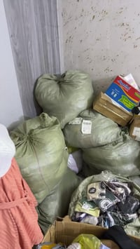 شليف يحتوي ع ١٥٠قطعه سعره ١٢٥ عباره  عن دريس ردن يجي بي نص يجي بي شورت...