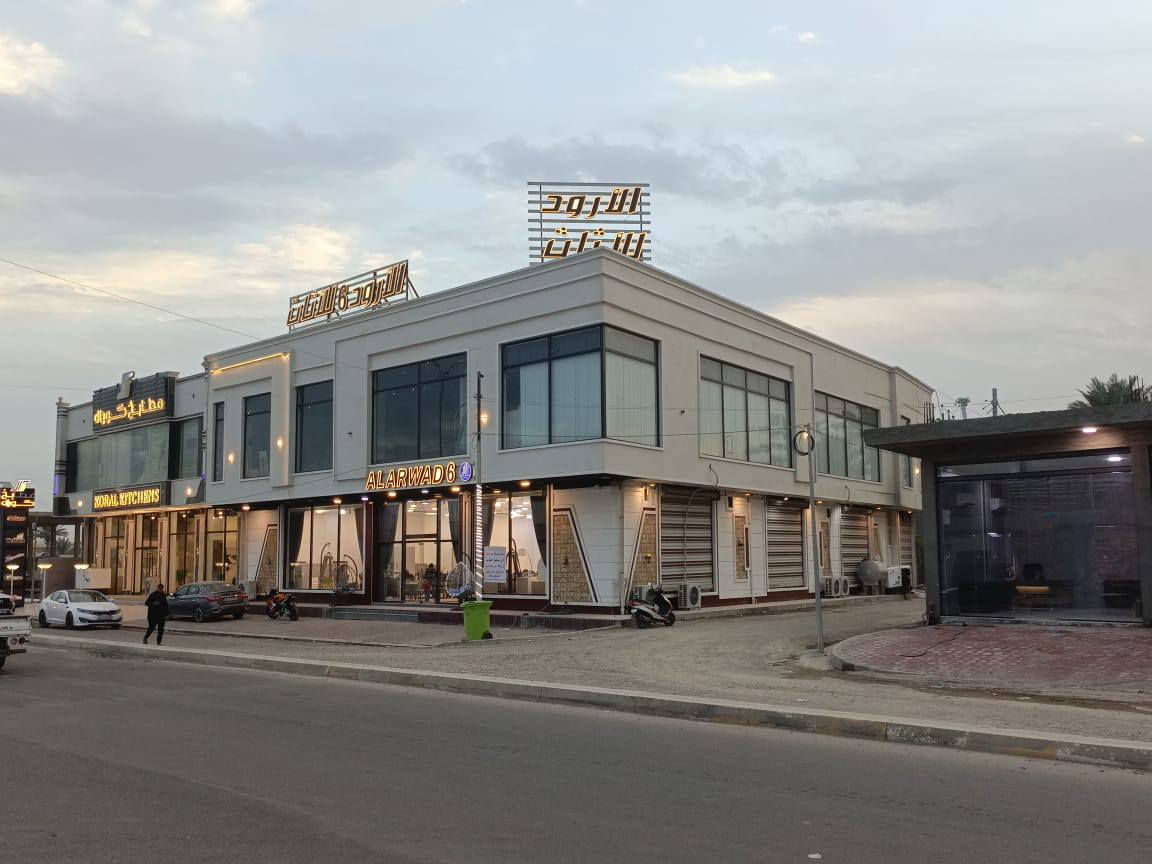 🏢 بناية تجارية للإيجار – الرمادي / شارع 40

بناية تجارية ركن طابقين مميزة للإيجار في أحد أهم شوارع الرمادي شارع 40.

تتميز البناية بتصميم عملي ومساحة واسعة تناسب مختلف الأنشطة التجارية.

🔹 تفاصيل البناية:

تتكون من طابقين.

الطابق الأول يحتوي على:

قاعة كبيرة بمساحة 700 متر.

غرفة مكتب مستقلة.

مجموعة صحيات.

مطبخ.

بناية مناسبة للمراكز التجارية، المعارض، الشركات، أو القاعات التدريبية.

للمزيد من التفاصيل
يمكنكم زيارة مكتبناا مكتب العين العقار ع شارع 40 مدخل الصوفيه الثانية 

او الاتصال على الارقام 

***********٥
***********
***********
