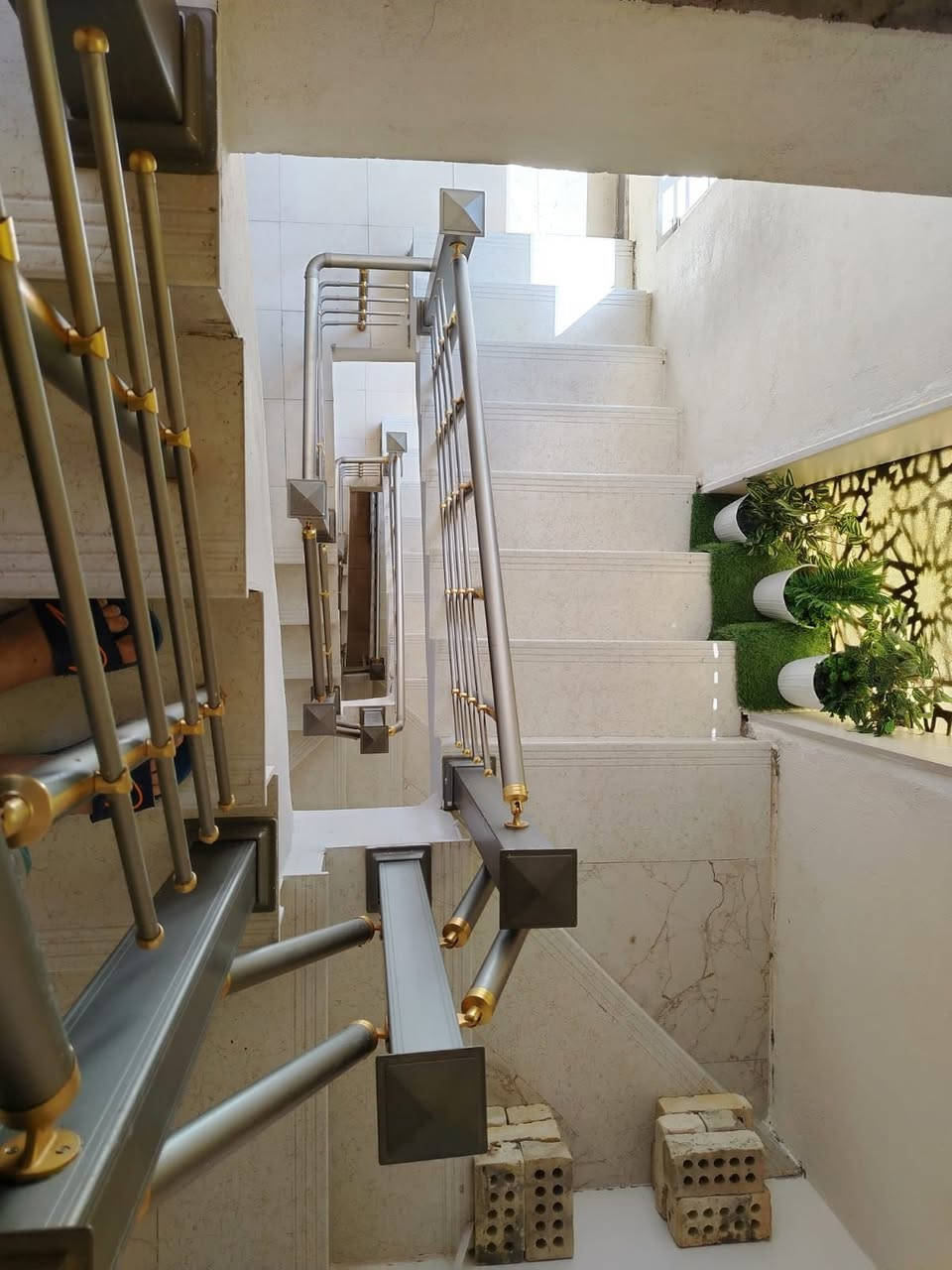 📢 للبيع بيت حديث 2025 في موقع مميز جداً 📢 بغداد - الدورة / شارع الجمعية - قرب افران سنابل شمسين - شارع عريض مقابيل الخط السريع

🏡 المساحة: 94 متر
📏 الواجهة: 6.25 م | النزال: 15 م
🚪 عدد الوحدات: 3 شقق سكنية مستقلّة

✨ تفاصيل البناء:
 • الطابق الأرضي: صالة واسعة + مطبخ + حمام + غرفتين نوم (إحداها ماستر).
 • الطابق الأول: صالة + مطبخ + حمام + غرفتين نوم (إحداها ماستر).
 • الطابق الثاني: نفس مواصفات الطابق الأول.
 • السطح: بيتونة + 3 سخانات (لكل شقة سخان خاص).

🌳 مميزات إضافية:
 • كل شقة لها سحب مولدة منفصل.
 • حديقة صغيرة أمامية.
 • درج خارجي مستقل.
 • شارع عريض جداً.
 • موقع استراتيجي مميز وسكن راقي.

🏠 البناء حديث (2025) بتصميم عصري وعملي.

***********
