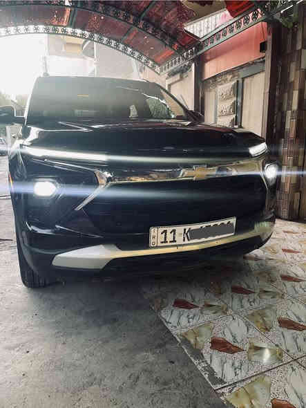 السلام عليكم اخوان . 
سيارة شوفرليت تريل بلايزر 
موديل 2024 
ماشية 10 كم 
رقم بغداد سنوية بأسمي تحويل ثاني يوم 
فول مواصفات ما عدا الفتحة 
تحكمات ستيرن فول 
تدفئة كشنات ، تدفئة ستيرن 
جام اوتو امامي 
شاشة قطعة كاملة ديجيتال 
رادار + نقطة عمياء + رادار جانبي + حساسات 
اوتو ستوب توقف ذاتي منع اصطدام 
تبريد ثلج 
محرك 1300 توربو 
نظام sport 
تشغيل عن بعد ، وبعد مواصفات ماشاء الله
حادثها فقط دعامية خلفية بسيط جداً 
السعر 160 واسف ع اطالة 
مكاني بغداد - ***********
