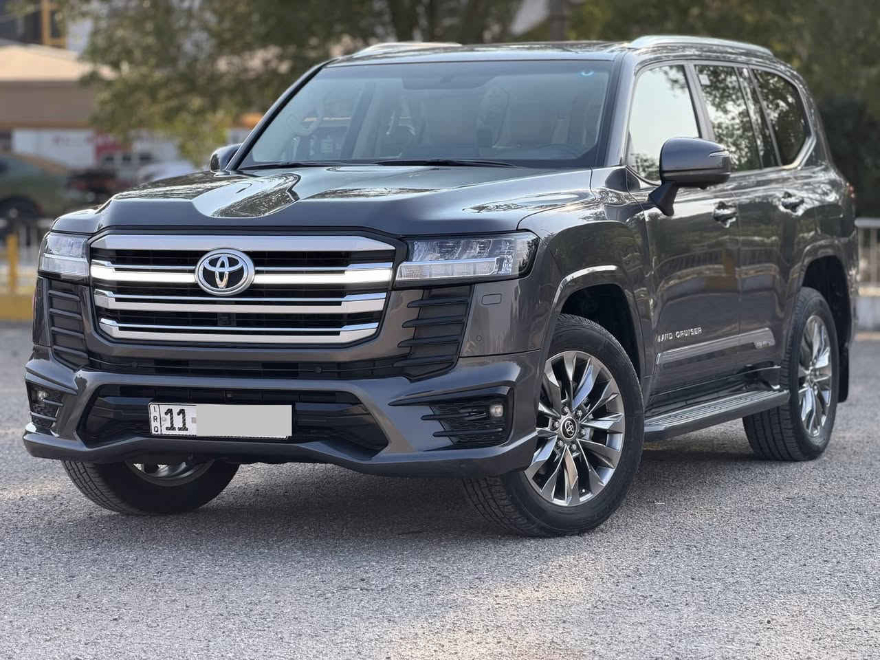 سلام عليكم .... اخوان عندي لاندكروز 2024  لمتد ساز اصلي لون فيلي مكفوله من الضرر والصبغ والبارد رقم بغداد بأسمي وتحويل مباشر ماشيه 42 
اخوان السياره كل مواصفاته اصليه يعني اي اضافه مابيه  يعني لمتد اصلية وسعرها 67800$   واي استفسار هذا رقمي *********** مكان السياره السيدية حي الاعلام 
مواصفاته 
محرك 6 سلندر 4000
سلايد 
كشنات جلد 
تبريد كشنات 
اربع كامرات 
باب خلفي كهرباء 
شاحن
