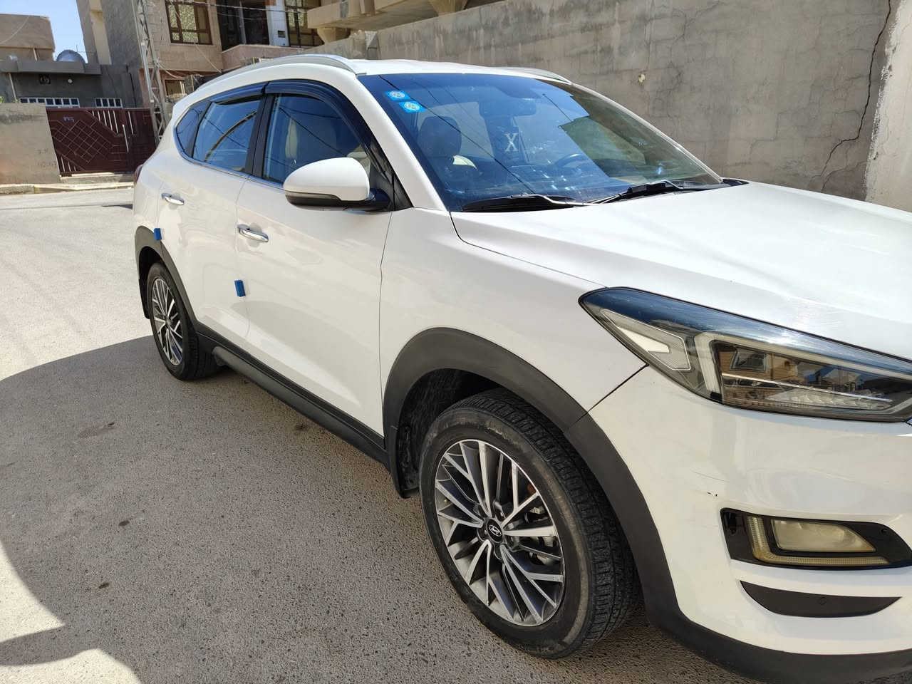 🚘 للبيع | هيونداي توسان خليجي 2019
🔹 الموديل: 2019
🔹 المنشأ: خليجي
🔹 رقم التسجيل: بغداد
🔹 الوكيل: شركة الكَاصد
🔹 الفئة: فل مواصفات (عدا فتحة السقف البانوراما)

✅ حالة السيارة:

- سيارة نظيفة وجاهزة للاستخدام، ولا تحتاج أي مصروف.
- سنوية جديدة، ورقم جاهز، وإجراءات نقل الملكية شرط التحويل

📌 حالة الهيكل:

- صبغ في مقدمة البنيد (خشم البنيد) بسبب تقشير فقط، مع وجود تكحيل، وباقي الهيكل بحالة ممتازة.

⭐ المواصفات:

- نظام ترحيب بالسائق.
- 3 أوضاع قيادة.
- دخول ذكي (بصمة للأبواب).
- تشغيل بصمة.
- سقف حديد (بدون بانوراما).
- داخلية جلد باللون البيج.
- مرايا شفط.
- حساسات أمامية وخلفية.
- كاميرا خلفية.
- تحكم من المقود.
- منظومة زينون.
- 5 عدسات.
- كشنات كهربائية 
- تبريد ثنائي قطعتين
- محرك 2000دوش
- الممشى: 180,000 كم.

💰 السعر المطلوب: 17,800 دولار، وقابل للتفاوض بالمعقول بعد المعاينة.

📍 الموقع: الأنبار / الفلوجة

📞 للاستفسار: ***********
