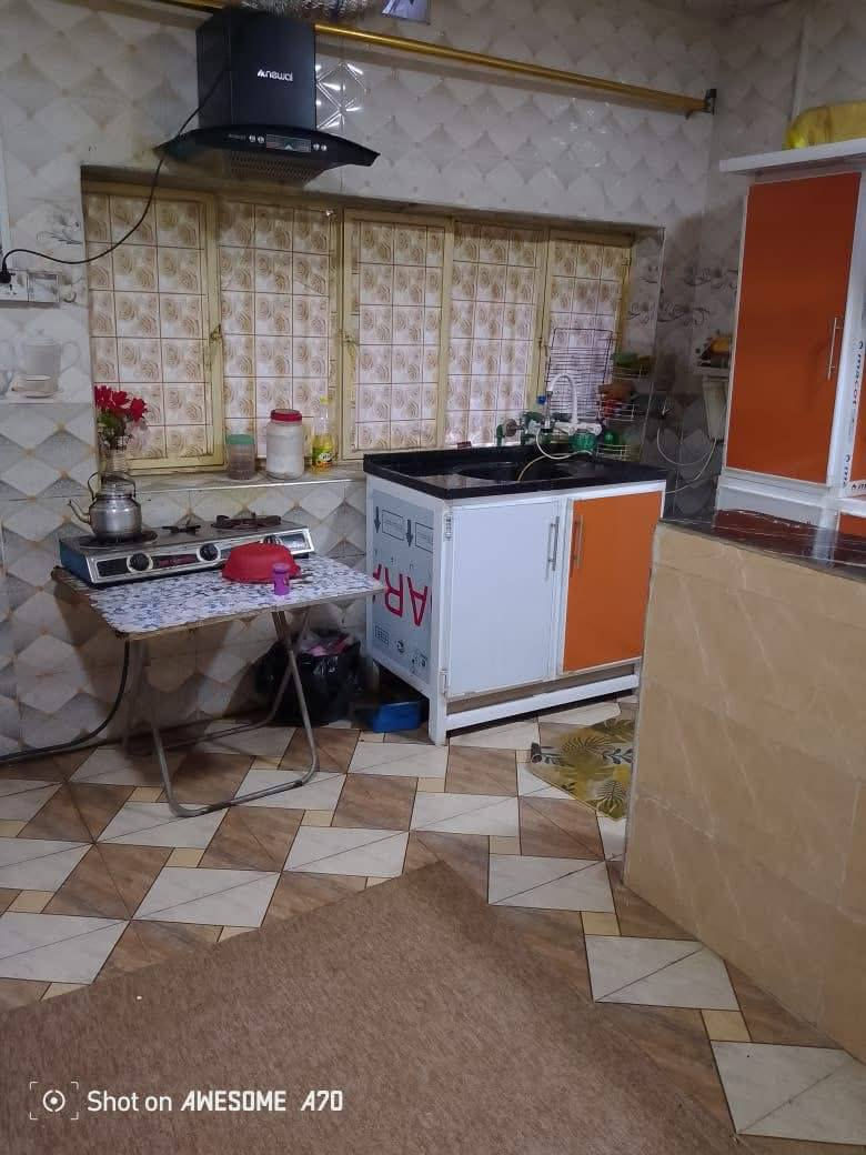 السلام عليكم
دار للبيع . الموقع حي الجزائر خلف الرعاية الأجتماعية 
مساحته البيت 180متر مربع دولان كونكريت 
تفاصيل الدار :✨
 .غرفتين نوم 
 .وصالة _ صحيات 
 . حديقة خلفيه كبيره 
الأستفسار اتصل ع رقم ***********
