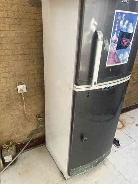 سلام عليكم ثلاجه البيع شغاله ونضيفه المكان كوت ***********
