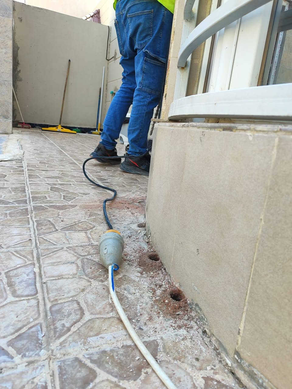 الأرضة (المعروفة أيضًا بالنمل الأبيض) من أخطر الحشرات التي تهاجم البيوت والأبنية لأنها تتغذى على السليلوز الموجود في الخشب والأثاث والكتب وحتى بعض المواد الورقية. أضرارها عادة تكون خفية وصامتة لسنوات قبل أن تظهر بوضوح. أهم أضرارها:
1. تدمير الأخشاب
 • تأكل الأبواب والشبابيك والأثاث الخشبي من الداخل، حتى يبدو سليمًا من الخارج وهو فارغ وضعيف من الداخل.
 2. إضعاف المباني
 • قد تهاجم الأرضة الأساسات والأخشاب الإنشائية (مثل الأسقف والسقوف المستعارة والدعائم الخشبية)، مما يسبب ضعفًا في البناء وخطورة على سلامته.
 3. إتلاف الكتب والأوراق
 • تتغذى على الكتب، الكراتين، والمستندات المخزنة لفترات طويلة.
 4. التأثير على المحاصيل
 • بعض الأنواع تهاجم جذور الأشجار والنخيل والمحاصيل الزراعية مما يؤدي إلى جفافها أو موتها.
 5. خسائر اقتصادية كبيرة
 • تكاليف إصلاح الأثاث أو إعادة البناء قد تكون عالية جدًا، خصوصًا إذا لم يتم اكتشاف الإصابة مبكرًا

شركه الجوهرة 
***********
الأرضة (المعروفة أيضًا بالنمل الأبيض) من أخطر الحشرات التي تهاجم البيوت والأبنية لأنها تتغذى على السليلوز الموجود في الخشب والأثاث والكتب وحتى بعض المواد الورقية. أضرارها عادة تكون خفية وصامتة لسنوات قبل أن تظهر بوضوح. أهم أضرارها:
