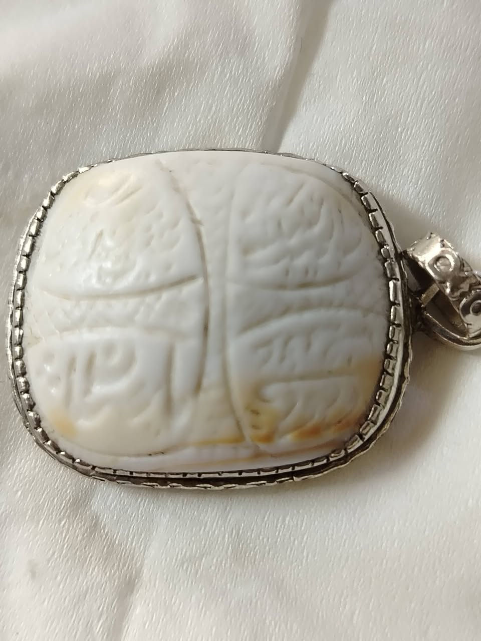 السلام عليكم احبائي قلاده عطف بري مال الزريجز قديم مفول مخطوط المحبه  فريده وقويه ياودود ولقيت عليك محبتي مني  يابدوح صياغه فضه السعر خاص العلوان بغداد الشعب رقم ***********
