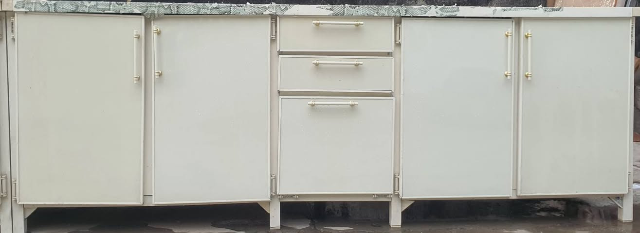 السلام عليكم متاح كاونتر 3قطع مترين ونص والسنك متر و30 السعر 275 وبي مجال حك الجية خارج كلش نضيف وداخل يحتاج غسل فقط هم كلش نضيف 
مرمر جديد 
للإستفسار خاص او الاتصال على الرقم ***********
