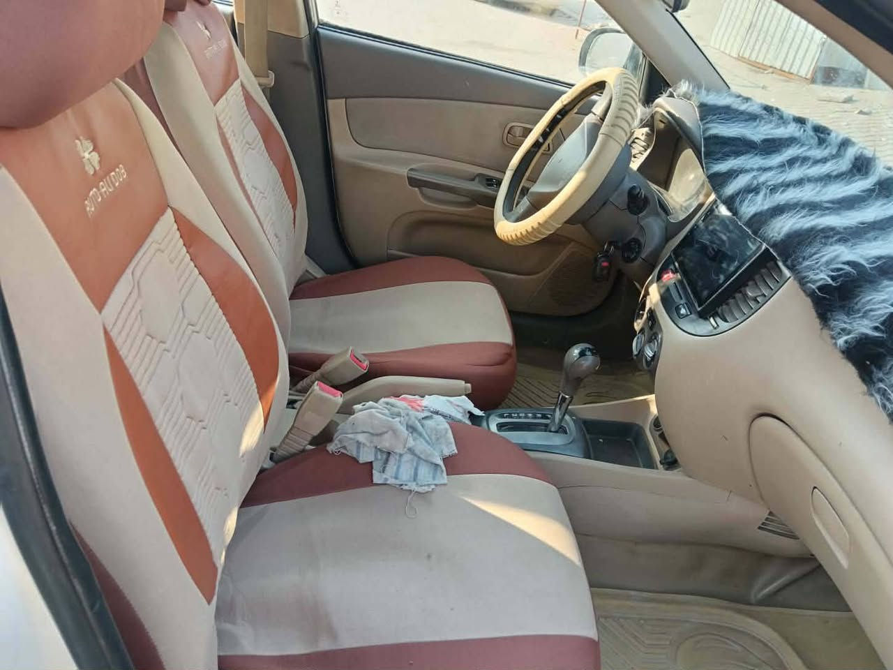 كيا ريو ٢٠١١ بيضاء اللون  رقم انكليزي بسم راعيهه مصبوغه حزام  امتجايه صوب السايق  ٦٥ وبيهه مجال  ***********  هذا رقم صاحب السياره مكلف بالنشر  غير متواجد على النت
