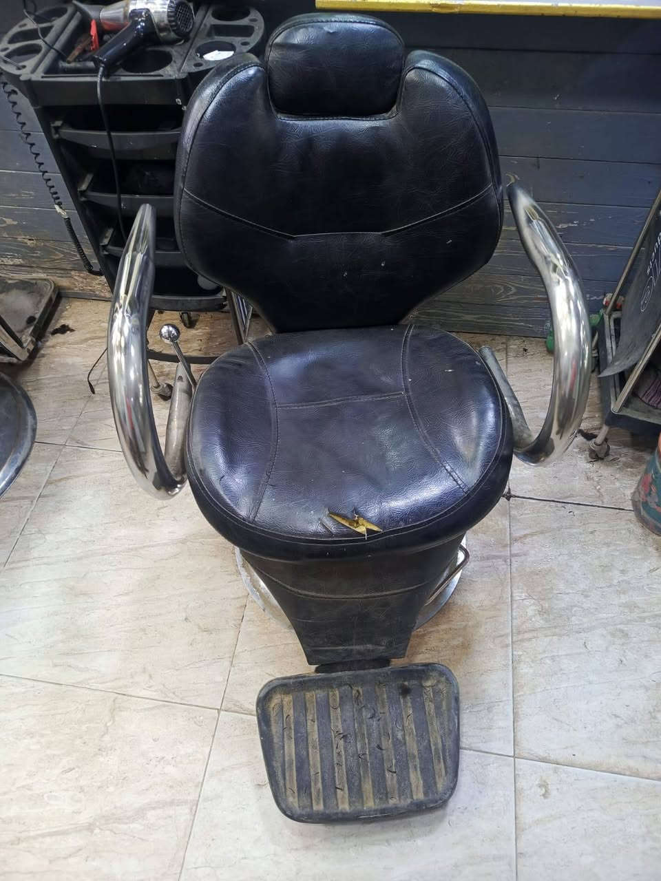 للبيع كراسي حلاقة ٥ وعرباين ٥ للبيع ***********
