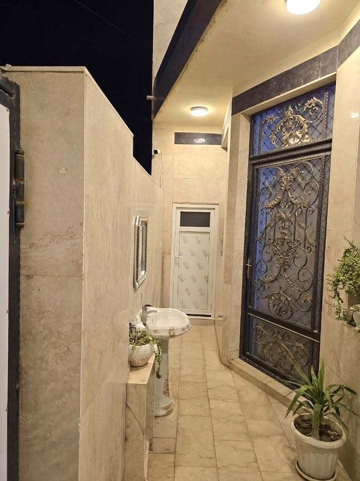 دار للبيع – مجمع الفرات السكني🏠
* المساحة: 108 م²
* البناء: درجة أولى
* طابقان

الطابق الأرضي:
غرفة نوم، استقبال، صالة كبيرة، مطبخ، حمام، وتواليت خارجي.

الطابق الثاني:
غرفتا نوم (إحداهما ماستر)، صالة كبيرة، وحمام.

المميزات:

* واجهة وأرضيات مرمر.
* موقع مميز على طريق الحر مقابل الاتحاد الرياضي.
* جميع الخدمات متوفرة: كهرباء بمحولات خاصة، ماء، مجاري، تصريف أمطار، شوارع مبلطة، وحدائق أمام كل دار

للأستفسار التواصل على الرقم التالي👇🏻☎️
***********‬📞
