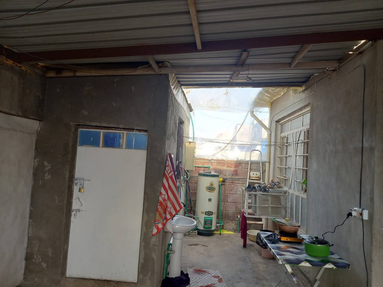 دار طابق واحد سندويج بنل متكامل غرفتين
نوم مع ملحق صالة مفتوحة مع غرفة جلوس
 مع استقبال خارجي مع مطبخ خارجي مع
 حمام داخلي مع صحيات خارجية علماً الدار
 لهُ قمرية من باب المدخل حتى باب الخارجي
و الشراي يتصل على هذه الأرقام للتواصل
 ويجي ايشوفه ونتفق على السعر ،
*********** ، *********** ،
موقعة ناحية الوحدة الكائن  في حي الرسول
 علماً الدار ( تجاوز ) ،
ابو كرار
