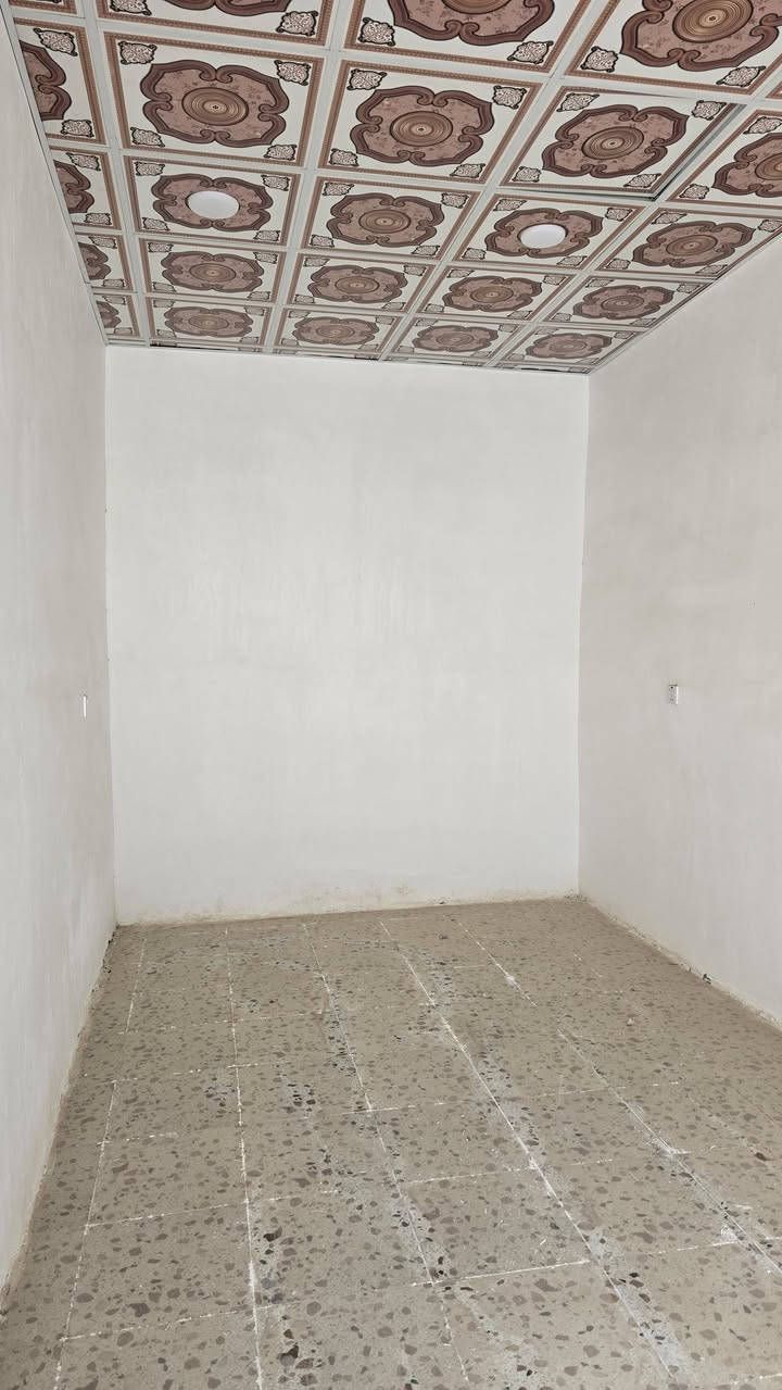 ♛ياﷲ دار للبيع مساحه ١٠٠م  بيت فارغ
♛اساس تجعيب لبناء بلوك السقف عكاده  بدون درج ولاتشاريف 
♛ سعر الدار 22 مليون  بيت جديد
♛غرفه صاله  استقبال  مطبخ صحيات طارمه
♛العنوان الكوفه البراكية  شارع المطار القديم مقابل مدرسة القصوى الاهليه ***********
