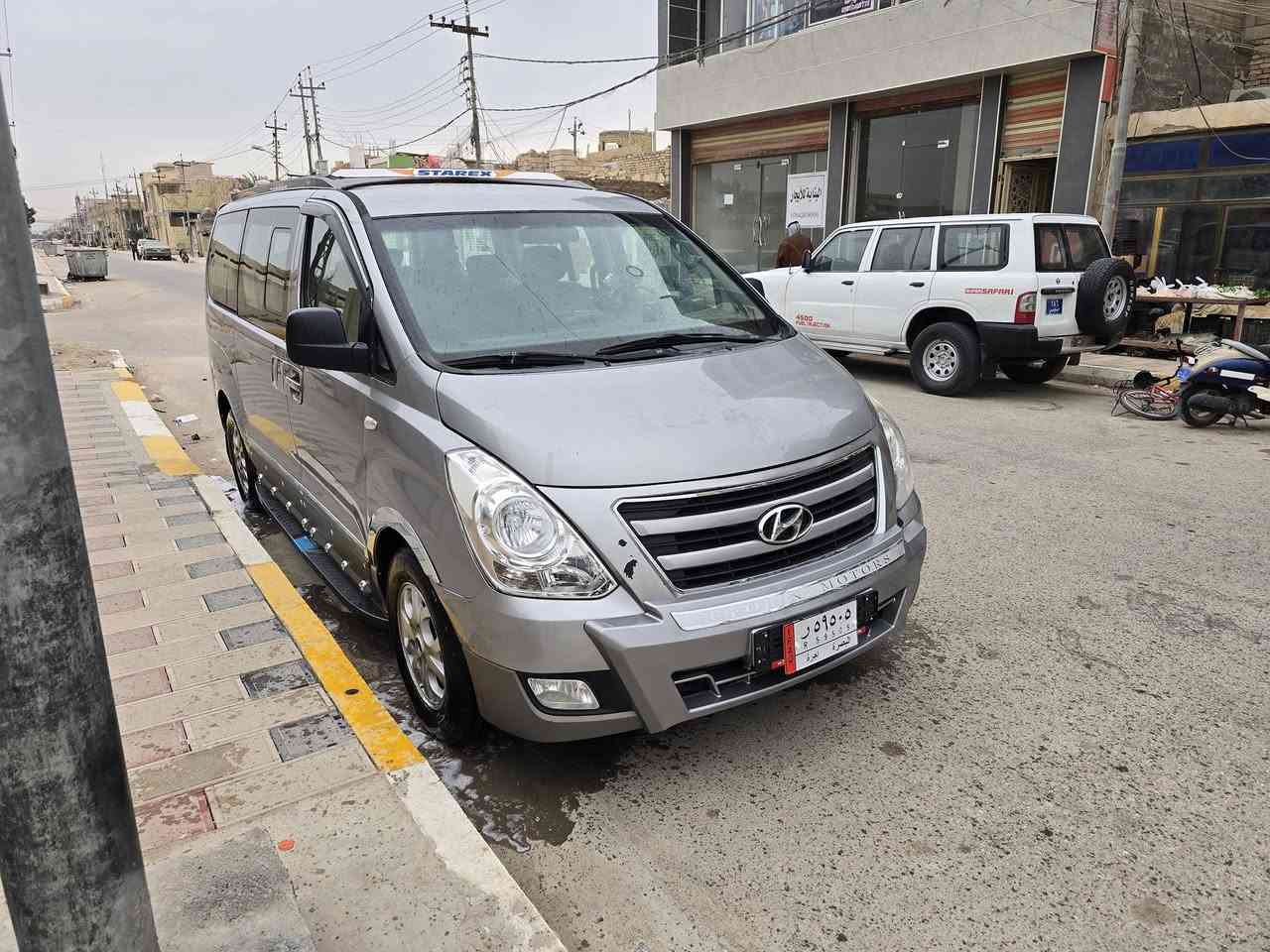 السلام عليكم سياره موديل2014 محور سبلاين 2012 بيه قطعتين جاملغ الايسر الأمامي وبنيد والباقي كفاله شرط سونار بكوريه والعراق سياره فول واحد على واحد طخم تاير جديد جاهزه من كلشي مصفره هيئه وغرامات تحويل ثاني يوم *********** العنوان ناصريه سوق الشيوخ مامتواجد ع الفيس
