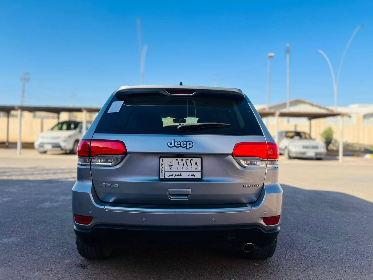 للبيع: جيب غراند شيروكي (Jeep Grand Cherokee) موديل 2018
المواصفات العامة:
• سنة الصنع: 2018.
• المسافة المقطوعة: 71,471 ميل.
• المحرك: 6 سلندر (V6).
• اللون: فضي (Silver) ميتاليك.
• رقم اللوحة: بغداد (خصوصي).
التجهيزات والمميزات:
• المقصورة الداخلية: داخلية بيج (جلد/مخمل) بحالة نظيفة جداً، مع لمسات خشبية على الأبواب والمقود.
• فتحة سقف: بانوراما كبيرة.
• الشاشة: شاشة لمس كبيرة تدعم أنظمة الترفيه والخرائط مع كاميرا خلفية.
• المقود: جلد مطعم بالخشب مع أزرار تحكم كاملة (Multi-function).
• نظام التكييف: تحكم مناخي منفصل للسائق والراكب.
• الإطارات: ويل كب كروم بتصميم رياضي مميز.
الحالة الفنية (حسب تقرير فحص Body Car):
• الهيكل (البودي): السيارة بحالة جيدة جداً مع ملاحظات بسيطة جداً تم توضيحها في تقرير الفحص (وجود خدوش بسيطة في الجوانب، وتعديل بسيط "سمكرة" في الجانب الخلفي باب الصندوق ).
• الإطارات: حالة ضغط الهواء والتواير جيدة جداً (كما يظهر في شاشة العداد).
• الصيانة: السيارة لا تظهر أي علامات تحذيرية في لوحة العدادات، ودرجة حرارة المحرك مستقرة وضغط الإطارات مراقب.
مكان تواجد السيارة للمعاينة (الرمادي/الأنبار
***********
