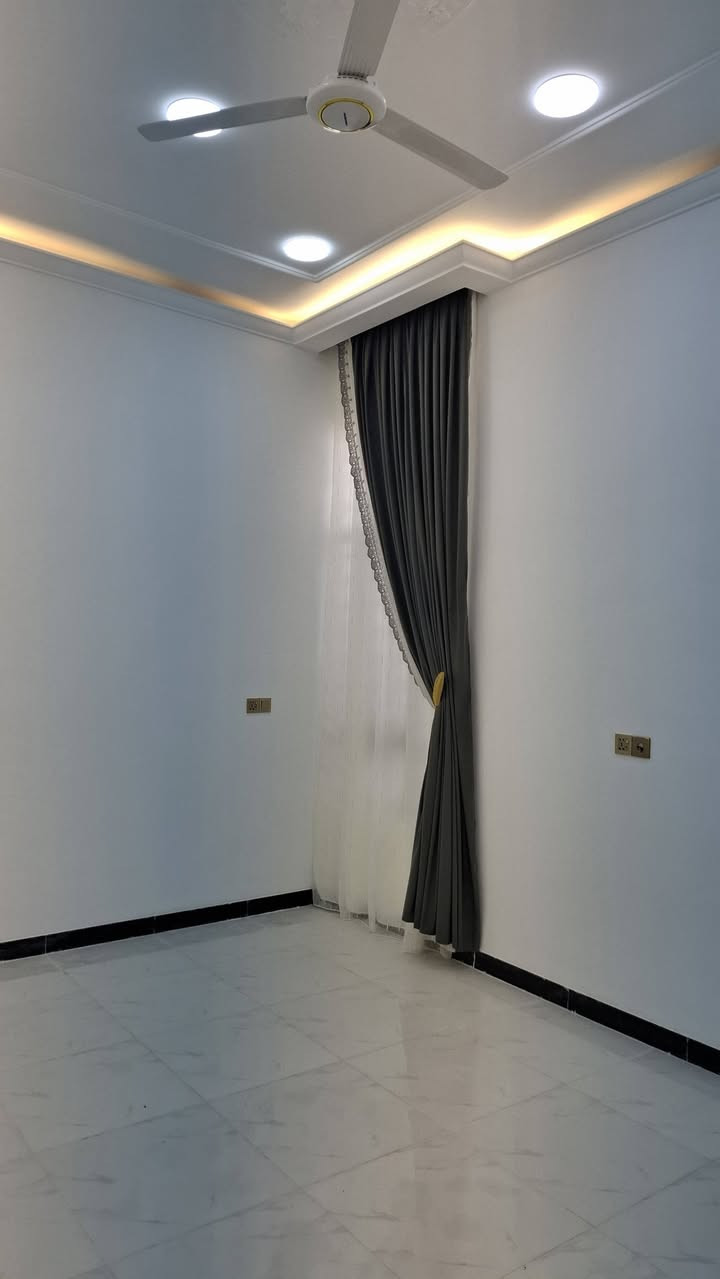 السلام عليكم 
مشتملات اثنين طبك كل واحد طابق ونص🏡🏩
مساحة كل واحد 125متر
واحد كامل فول والثاني قيد الأنشاء
شارع 10 متر
تفاصيل كل واحد بيهن 
غرفة نوم عدد 2 وحده جوه والثانيه فوك مساحة الوحدة 4×5
وصاله 6×5وأستقبال 6×3.5و صحيات دخاليه وخارجيه شرقية وغربيه و مطبخ 4×2.70 ومنوار اثنين
1_ارضيه بورسلين درجه اولى .
2_جمسم بورد مغربي
3_منضومة كامرات
4_منضومة أنترنيت
5_منضومة غاز داخل وخارج
6_كامل بردات البوب والشبابيل
7_أبواب تركية المنشأ
8_موطور بوستر
9_مادة للسطع أيبوكسي أبيض
10_اناره مخفيه داخل وخارج .
البيت طابو زراعي سند 25 وماشيه معامل الطابو ملك صرف
العنوان ... الفلوجة جبيل قرب مجمع الرحاب  ومجاور شارع المضيف
السعر ( 67مليون وبي مجال بسيط )
للأستفسار ..اكثر الأتصال على الأرقام التالية
***********
***********
***********
