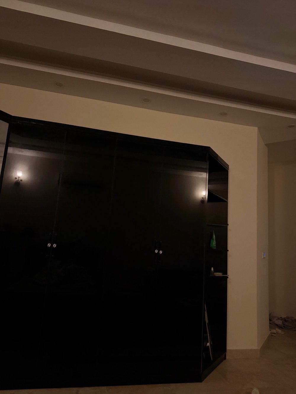 البَصرة - الجوهرة
كنتور ملابس زاوية لون أسود 
