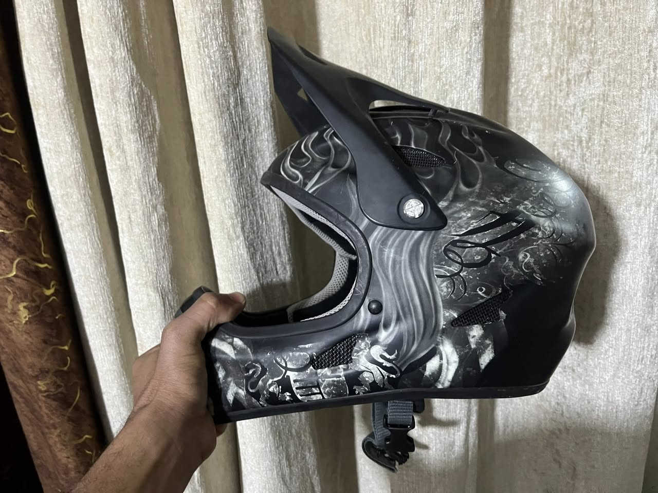 سلام عليكم ⛑️خوذة البيع هذا رقمي التواصل
‭ ٠٧٨١ ٥٢٧ ٤٥٣٦‬
