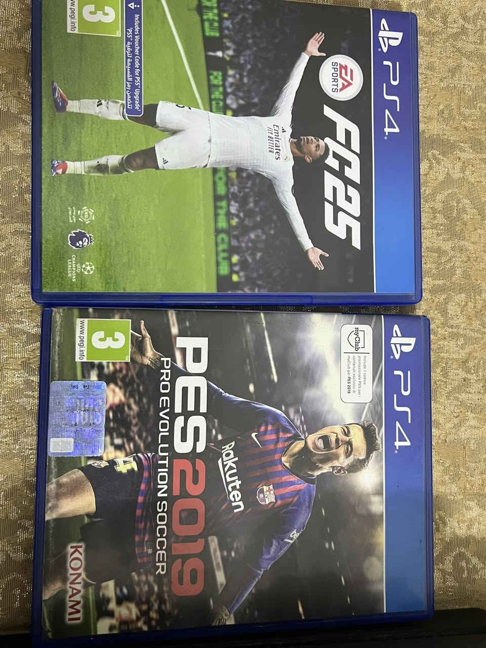 السلام عليكم ps4 ذاكره 500 مع ملحقاته كامله مع اقراص 2 وجوستك عدد 3 نظافه 100‎%‎ استعمال قليل السعر 300 وبي مجال العنوان بغداد الغزاليه
