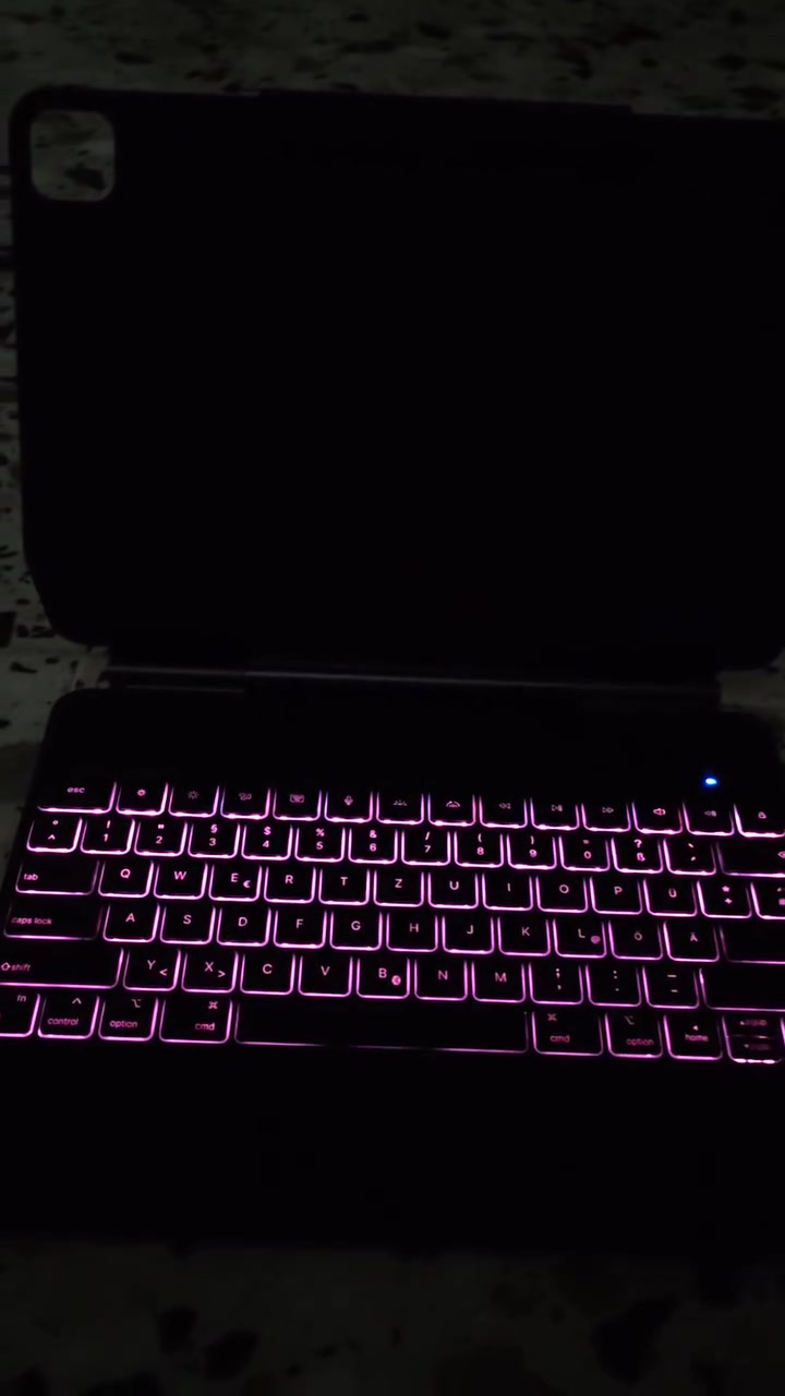 الإصدار من حافظة الكيبورد (Tecurs KC007) مخصص ومصمم خصيصاً لأجهزة iPad Pro مقاس 12.9 إنش من شركة آبل.الحافظة تتوافق تحديداً مع الأجيال التالية من الآيباد:iPad Pro 12.9 (الجيل السادس 2022): الموديلات (A2436, A2437, A2764, A2766).iPad Pro 12.9 (الجيل الخامس 2021): الموديلات (A2378, A2379, A2461, A2462).iPad Pro 12.9 (الجيل الرابع 2020): الموديلات (A2229, A2069, A2232, A2233).iPad Pro 12.9 (الجيل الثالث 2018): الموديلات (A1876, A2014, A1895, A1983


**إذا كنت صاحب هذا الإعلان وتريد حذفه لأي سبب، رجاءا أرسل رسالة إلى الدعم الفني**