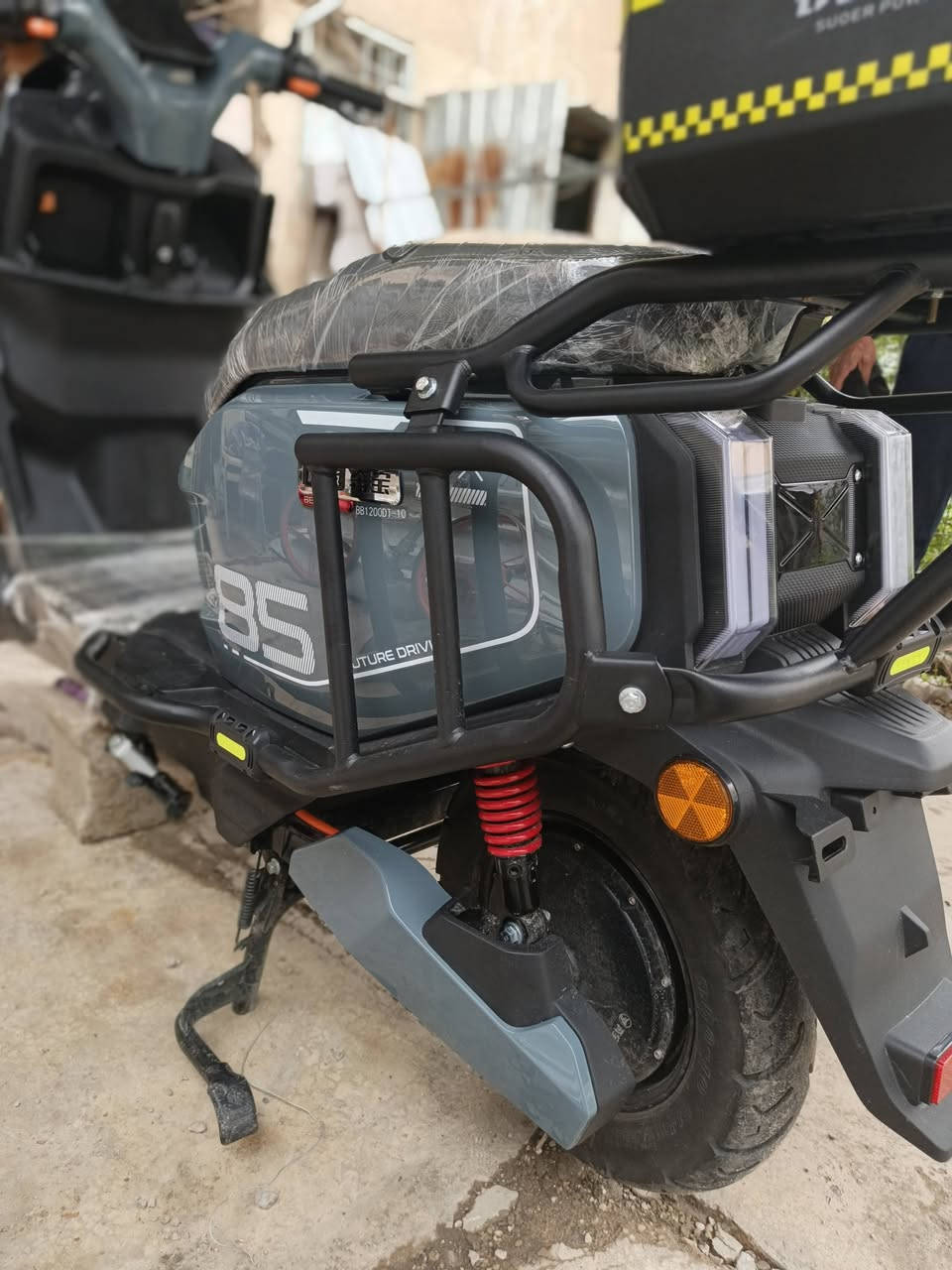 السلام عليكم للبيع دراجه شحن نوع الصاعقه أربع سرع مكفولة من كل شي استخدام قليل 
بطاريات ٦ مسطرة ع الوضع الشركه صار ٢٠ يوم من أخذتها الوصل موجود 
الشراي يتصل مكاني البياع 
***********
