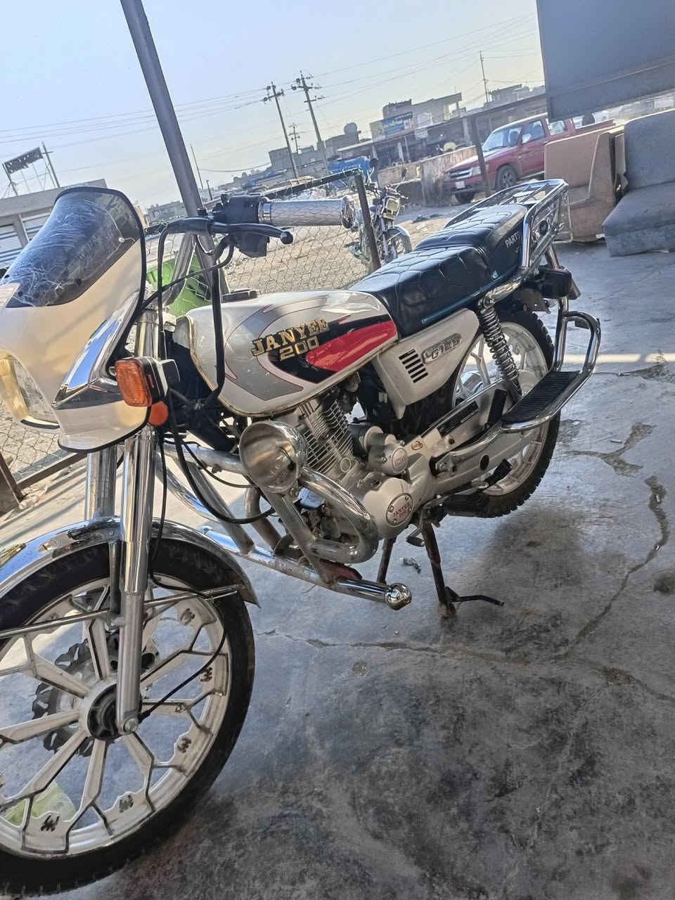 سلام عليكم ماطور جني موديل 25 محرك 200 منفيس كامل سويجات ثنين ماطور لوك  ويلا مصطره رزانه فول فقط شاشه ماتشتغل  سعره 750 وبي مجال لشراي بيع مستعجل رجان المو شراي لا يكسر بي *********** الشراي يخابر
