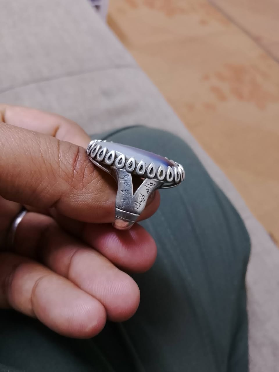 خاتمين عقيق صياغة عراقي وسط السعر 100الف ثنيهن بغداد ***********
