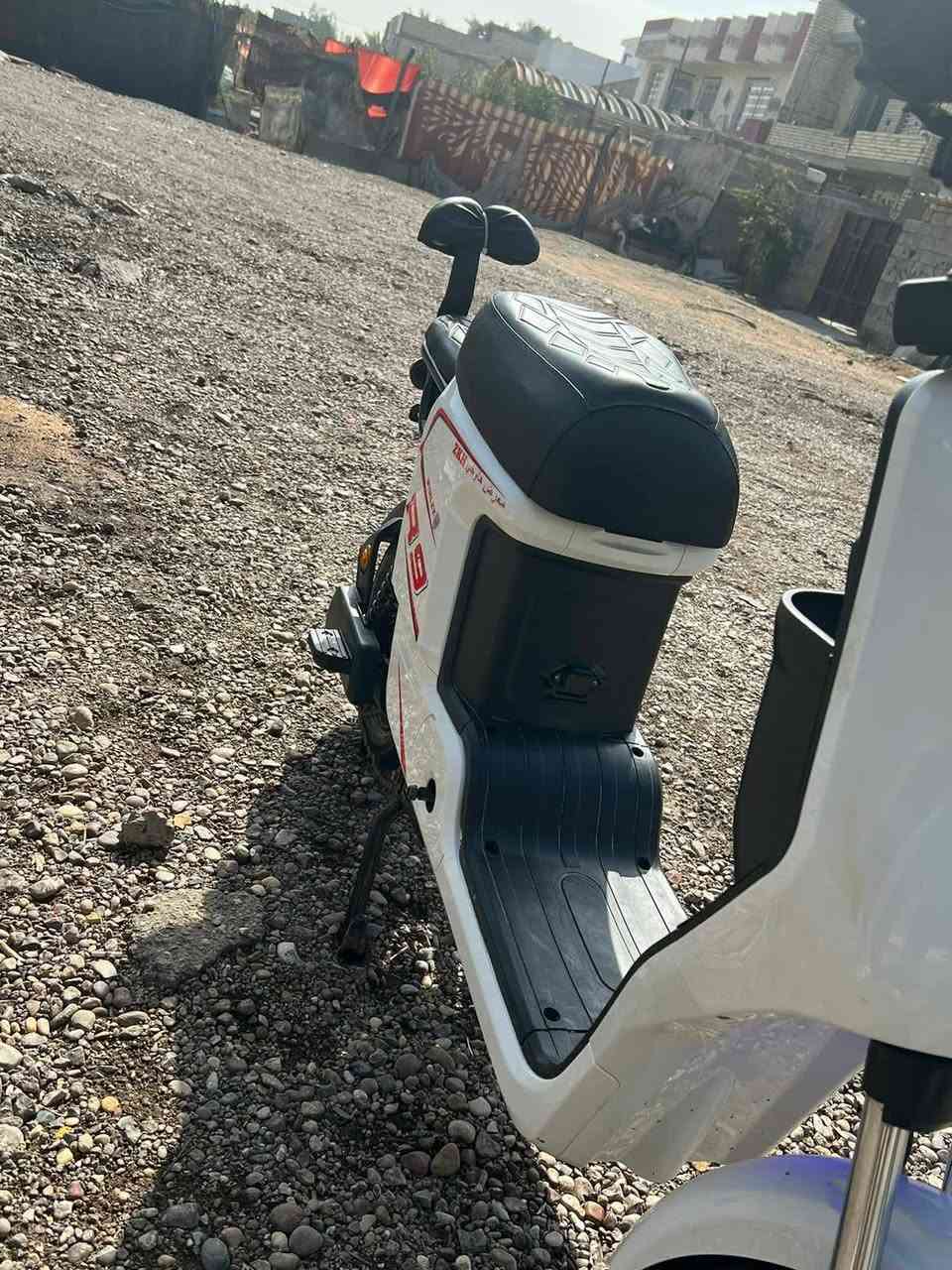 السلام عليكم عندي دراجه شحن R9 للبيع فول مواصفات موديل 2025 مكاني بغداد الدوره حي الصحه دراجه نوع ويلي
المواصفات:
--بطاريه%100 ما مبدله مختومه ختم ويلي 
--شاشه رقميه مقياس (شحن - سرعه ـ امبير)
-- بيها سماعات نظام بلوتوث صوت عالي 
--ليتات LED قوي جداً 
--تجي بيها سله 
-- بيها اربع سرع(1:2:3:4)
--سرعه 109 
دراجه كامله وجديده مستعمله فقط 3اشهر 
للتواصل على الصفحه او على الرقم ***********
السعر 425وبيها مجال بسيط
