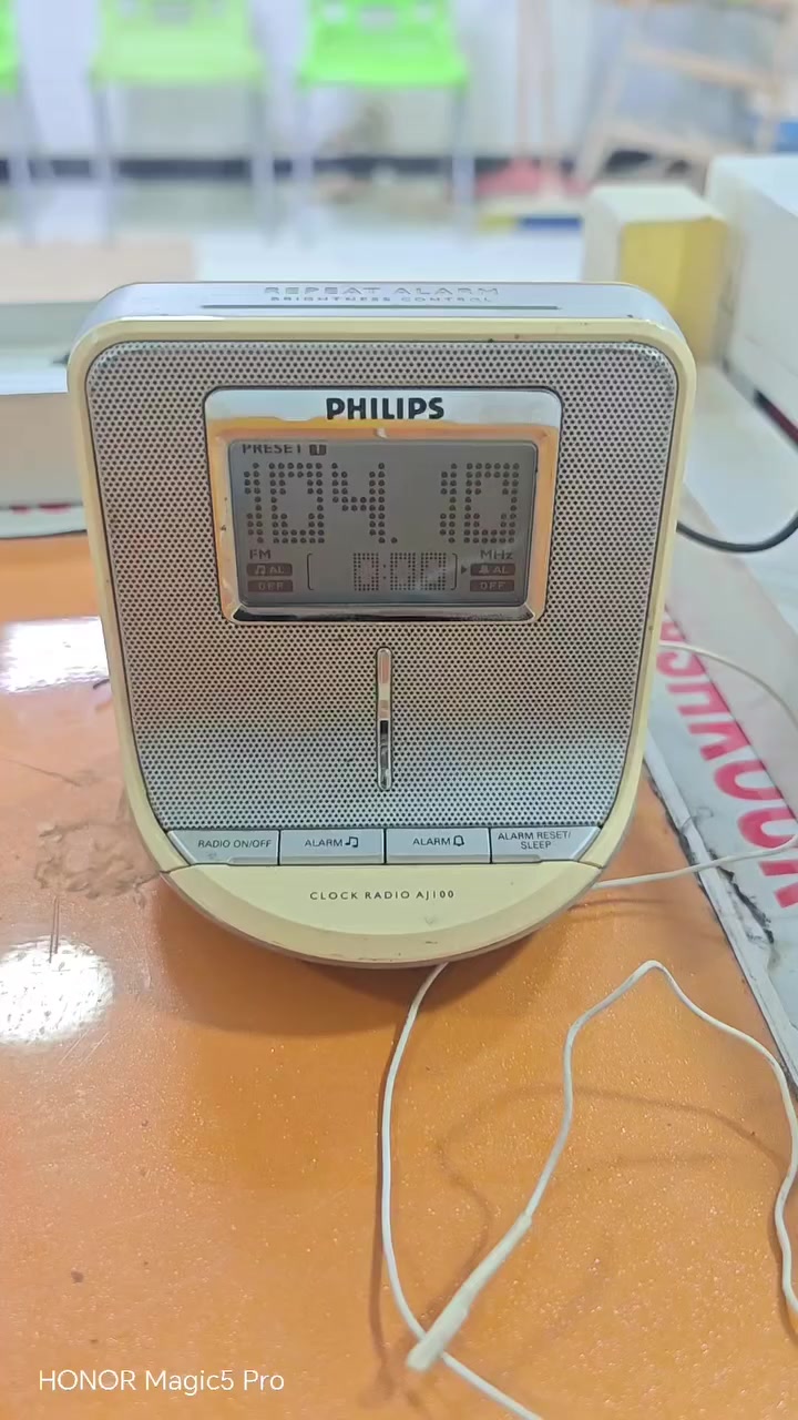 راديو فلبس مكتبي مع شاحنه
سبب التشويش لأن كهرباء  

يحتوي على ساعه و منبه وعد تنازلي وبعض الميزات .


**إذا كنت صاحب هذا الإعلان وتريد حذفه لأي سبب، رجاءا أرسل رسالة إلى الدعم الفني**