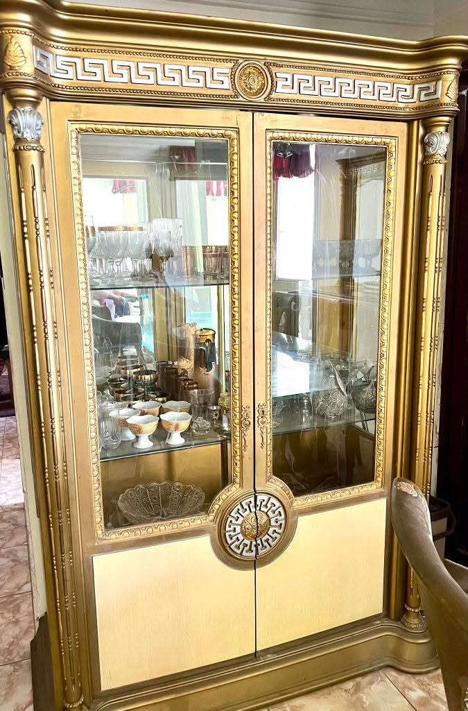 بسم الله توكلنا على الكريم 
غرفه نوم خشب زان من معارض متولي العراقي في الدقي موديل فرساتشي الاصلي سرير 180 المرتبه  و2كمود وتسريحه بمرايه كبيره جدا وكرسي تسريحه ووحده ادراج عموديه وشماعه
السفره نفس الموديل فرساتشي وخشب زان البوفيه رخام والزجاج المرايه محفور علامه الفرساتشي و8كراسي تنجيدهم كويس جدا وزجاج الترابيزه واضح ومحفور بعلامه الفرساتشي ونيش درفتين
المكان مدينه نصر
الحاجه مفيهاش اى حاجه نهائى. كأنهم جداد الحاجه استعمال نظيف جدااا  ومبروك لصاحب النصيب 
اللى عايز حاجه يبعتلى أن شاء الله


**إذا كنت صاحب هذا الإعلان وتريد حذفه لأي سبب، رجاءا أرسل رسالة إلى الدعم الفني**