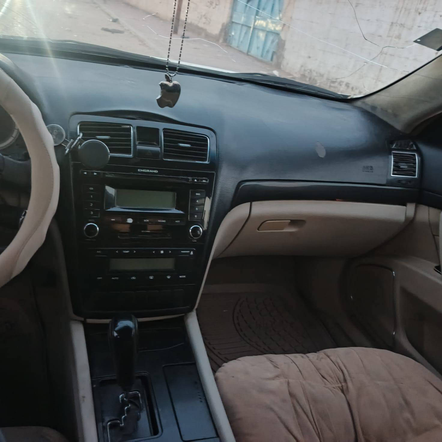 السلام عليكم سياره امكراند  موديل 2012
للبيع اومراوس حجم كبير محرك وگير مسيبوشي محرك خير من الله گير صارله شهر من شاده تبريد ثلچ قطعتين وتدفئه وبيه هاي بالچاملغات الوره واكع عليه باب دفتري ماواصله للحوض ولا للشواصي وخياس اباب السدر  
مكفوله من الچفيه والمتچايه شواصي مكفوله من ضربه سعره 40وبيه مجال مكاني النجف وهذا رقمي *********** النجف, العراق
