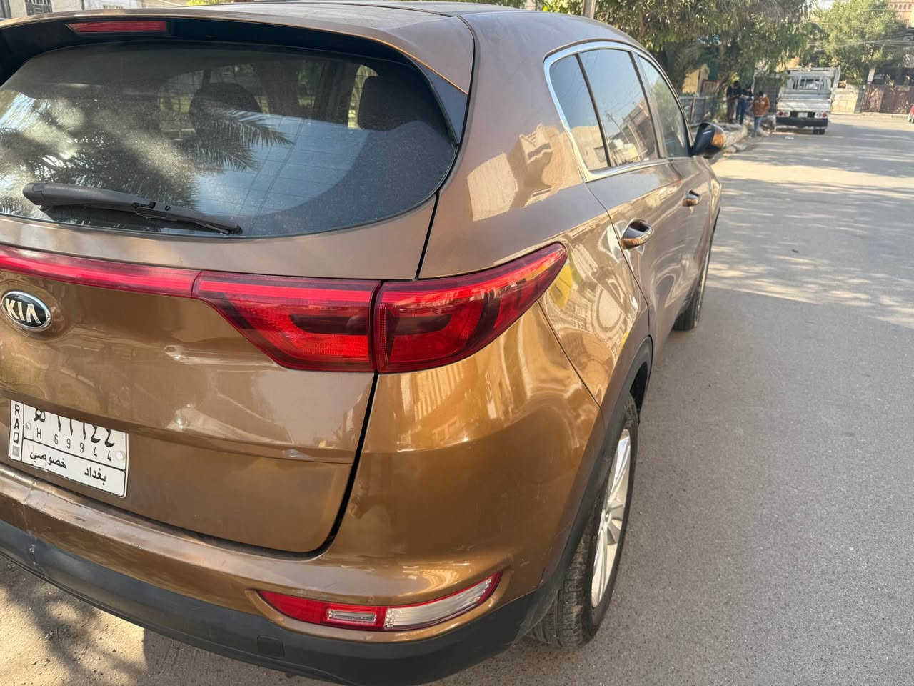 السلام عليكم 
كيا سبورتج للبيع ( بدون مراوس رجاءا) موديل ٢٠١٨ وارد امريكي نص فول دفع رباعي 
السياره ماشيه ١٠٣ الف 
السياره بامريكا حادثها بنيد بدون دواخل هنا صارت بيها طخطخات ونصبغن ابيعها احزام 
  السياره حلوه ومسويلها ادامه كامله رايدها ١٢٥ قفل 
للستفسار *********** بغداد, العراق
