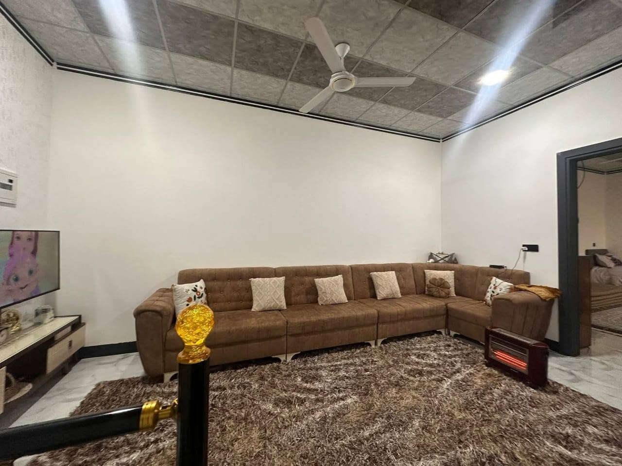 للبيع. 
دار حي البلديات .
المساحه ١٠٠ متر طابقين بناء حديث واجهة ٥ متر والعمق ٢٠ متر .
قريب عن مدرسه النضال. 
بناء ٢٠٢٦ .
يحتوي على ٣ غرف نوم وهولين واستقبال مع باقي المشتملات. 
شارع الدار صبه واتجاه غروب. 
سند طابو الزهور ومكاتبه مع الشرعي مباشر. 
لمزيد من المعلومات والسعر الرجاء الاتصال على أرقام المكتب لطفا 
***********
***********
***********
او مراجعة المكتب في حي النور بعد دورة زيناوه بأتجاة دانيه ماركت مقابل صيدليه الكوثر.
