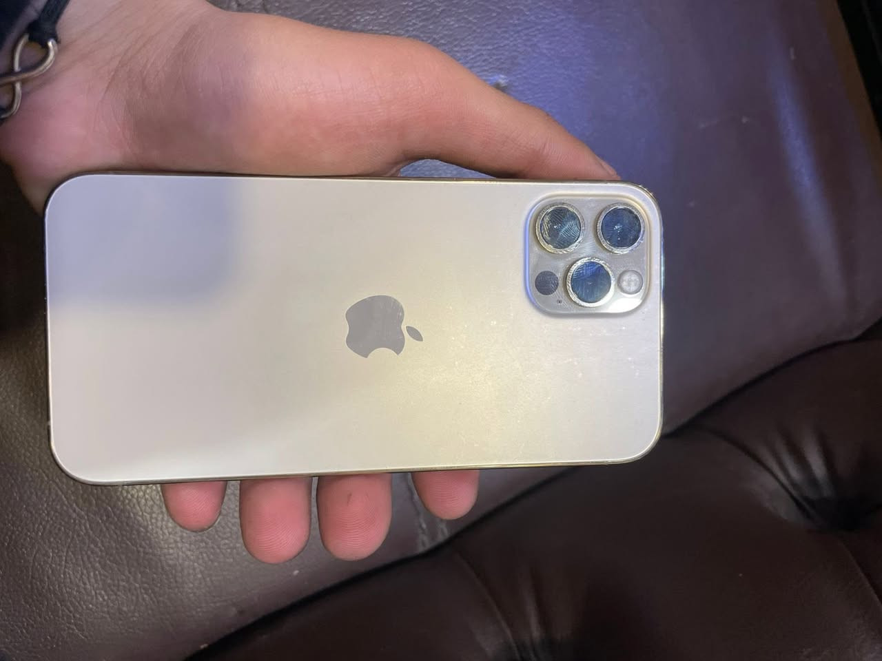 اسلام عَليكم ايفون ((12برو فقط ))نضافة 100/100 جهاز مداخل ابد صيانه بطارية77/ذاكره128/ مكاني شعب /سعر 280 رقمي ***********
