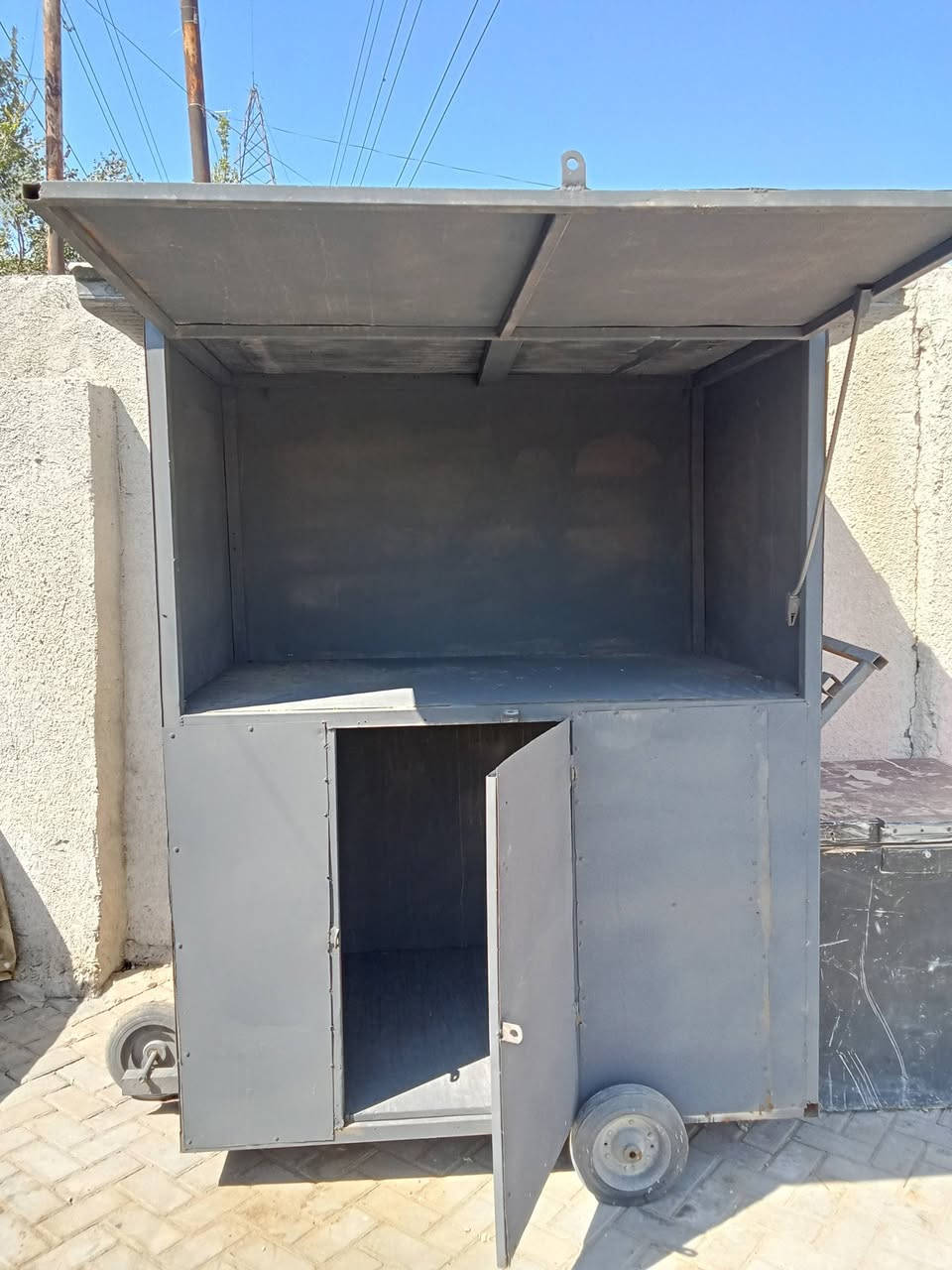 كشك للبيع السعر 300الف العنوان الحبيبه هاتف ***********
