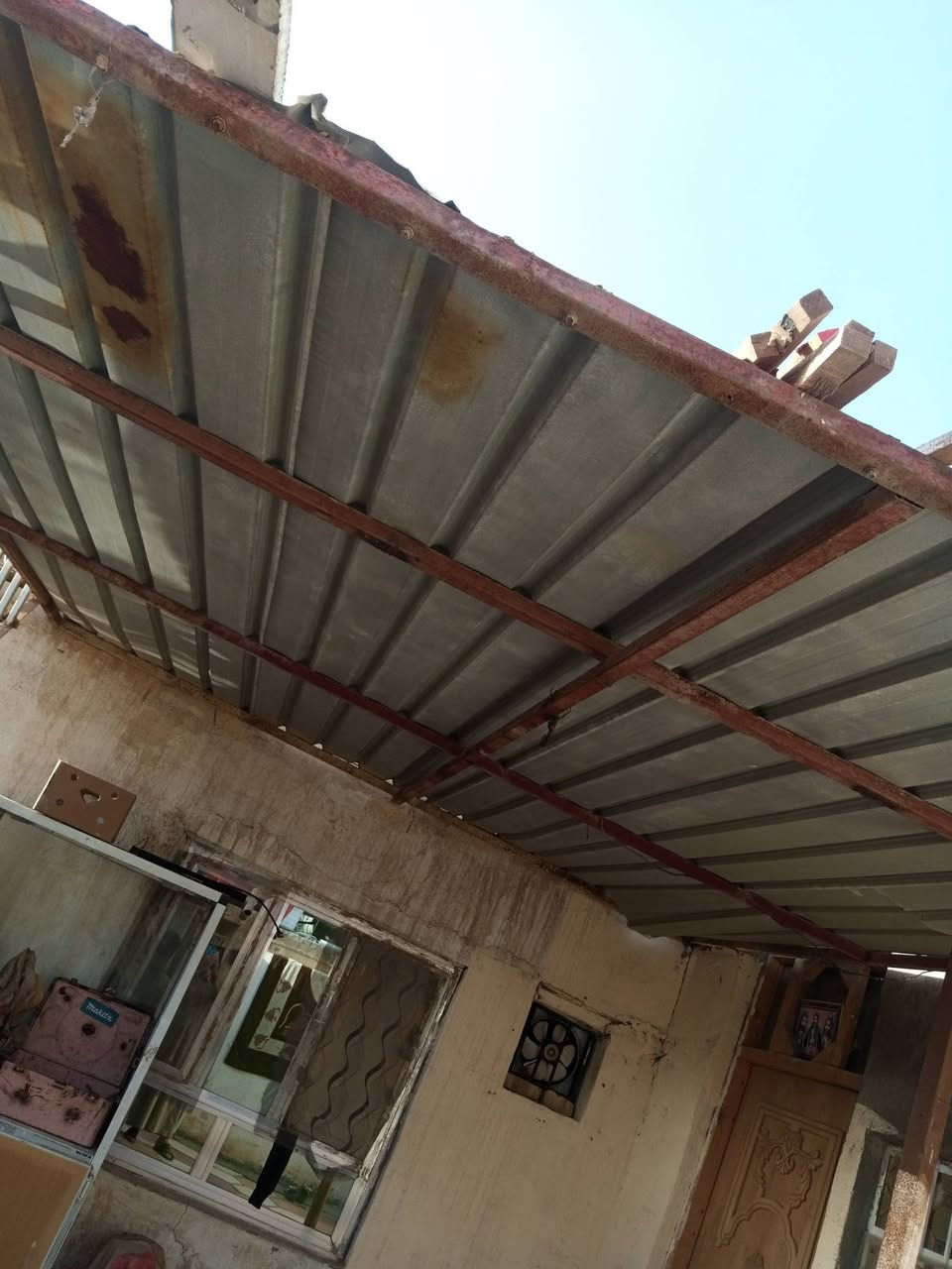 طول 4امتار والعرض 3امتار ونص سقيفه للبيع في طهمازيه جينكو نظيف جدأ سعره150 بيع مستعجل رقم ***********
