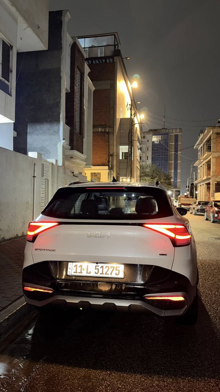 سبورتج 2023 برستيج هايبرد 🔋
اعلى فئة، 

•ضررها قطعة جاملغ 
ومبدلة نفس اللون 
•وصار حادث ب العراق وتبدل باب السائق 
نفس اللون بدون اي صبغ وبارد ب الباب الخلفي صغير موضح الحادث ب الصور 
 
(sx prestige hybrid) 
2023 
مواصفاتها
شاشة 12.3 إنج
كاميرات خمسة 360
تبريد وتسخين كراسي
فتحة سقف بانوراما
نظام دفع AWD
محرك 1.6 Turbo + كهرباء
نظام قيادة ذكي Eco / Sport / Snow/ Smart
حساسات أمامية وخلفية
شحن لاسلكي للهاتف
إضاءة محيطية داخلية
رادار مانع تصادم
مثبت سرعة ذكي
دخول وتشغيل بصمة
تقديم السيارة ورجوعها ب المفتاح
جلد فاخر مع تطريز أنيق
نظام ملاحة متطور
نظام صوت هارمن كارد" 
شاشة عدادات رقمية متصلة
تحكم كهربائي بالمقاعد مع ذاكرة خرن 
نظام نزول منحدرات
فرامل يد كهربائية ومحافظة ع المسار وتحديد مسار
،
ماشية 48 الف كيلو/30mile
السعر 230 وبيها مجال 
*********** متوفر واتساب 💚
المكان كربلاء
