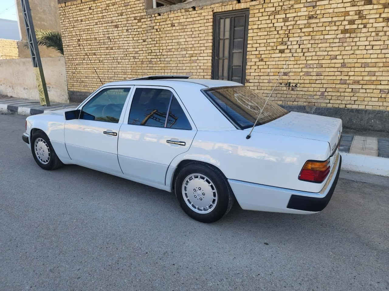 مرسيدس دب E300 موديل 89
رقم بغداد 
صبغ عام للجمالية بدون اي ضرر 
قواعد دبل بلاد 
مكينة بطه 2500
سلايت شغال
اريل كهرباء 
حداديه امامي خلفي جديد
تخم تاير جديد 
السعر 77 وبيها مجال قليل 
الناصريه مركز ***********
مكلف بالنشر اتصال فقط
